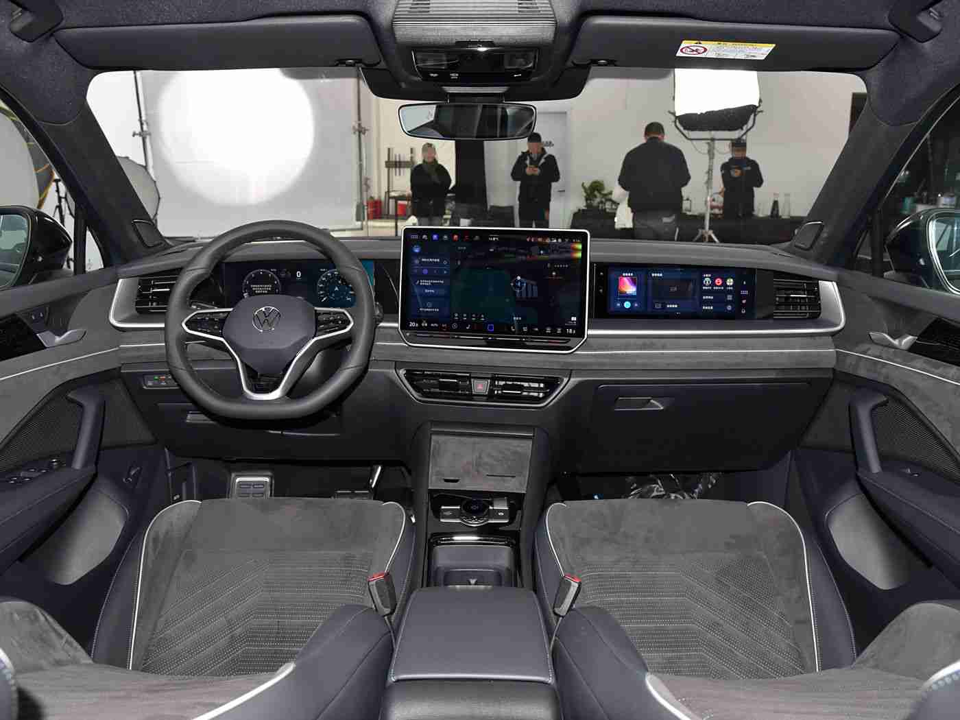 下载黄色,5G赋能,智能出行新纪元:创新“实时路况”功能引热议,新车上市颠覆驾驶体验-1