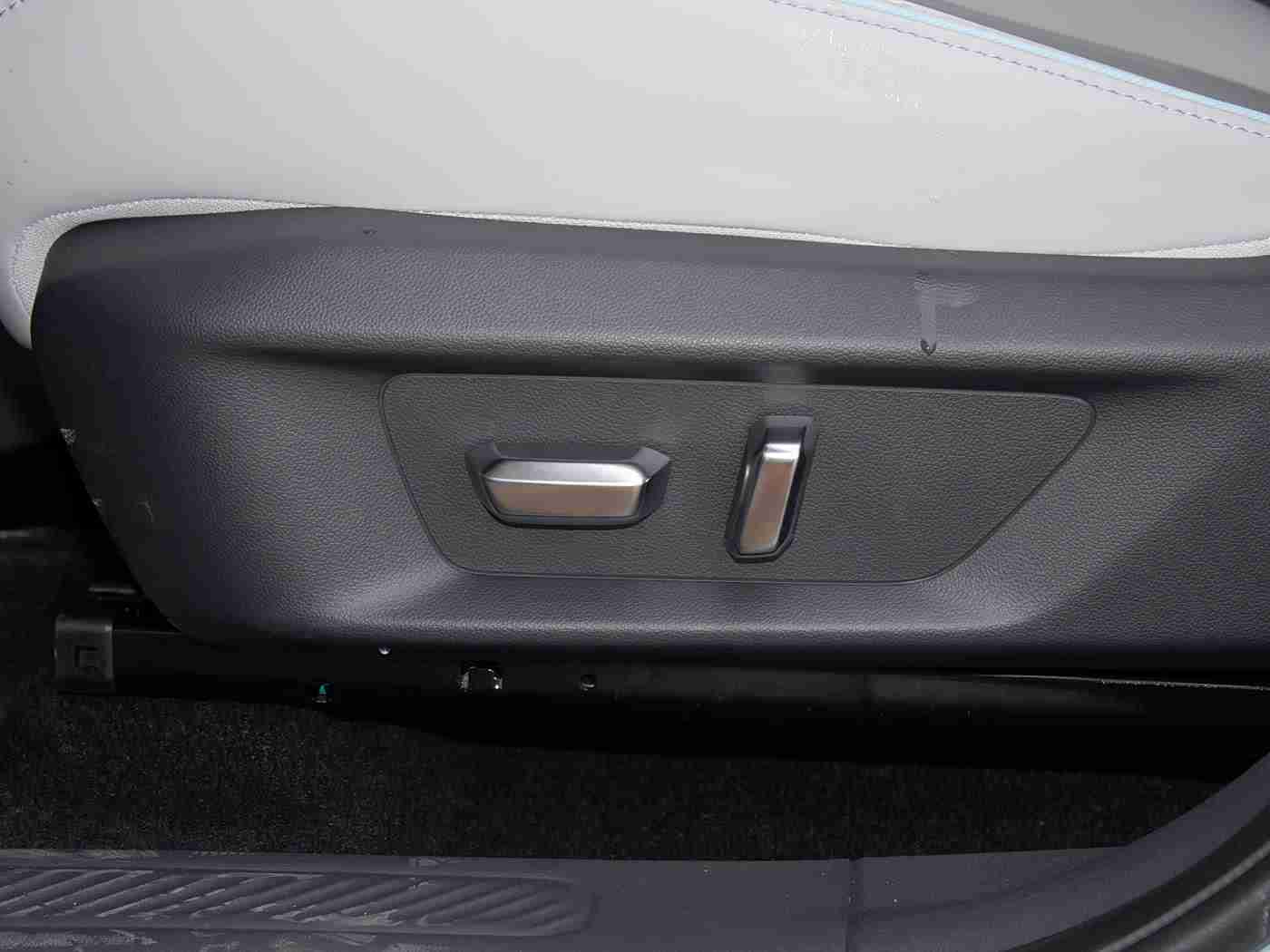 18岁禁看软件,智能驾驶新篇章：安全便捷，为年轻驾驶员保驾护航-1