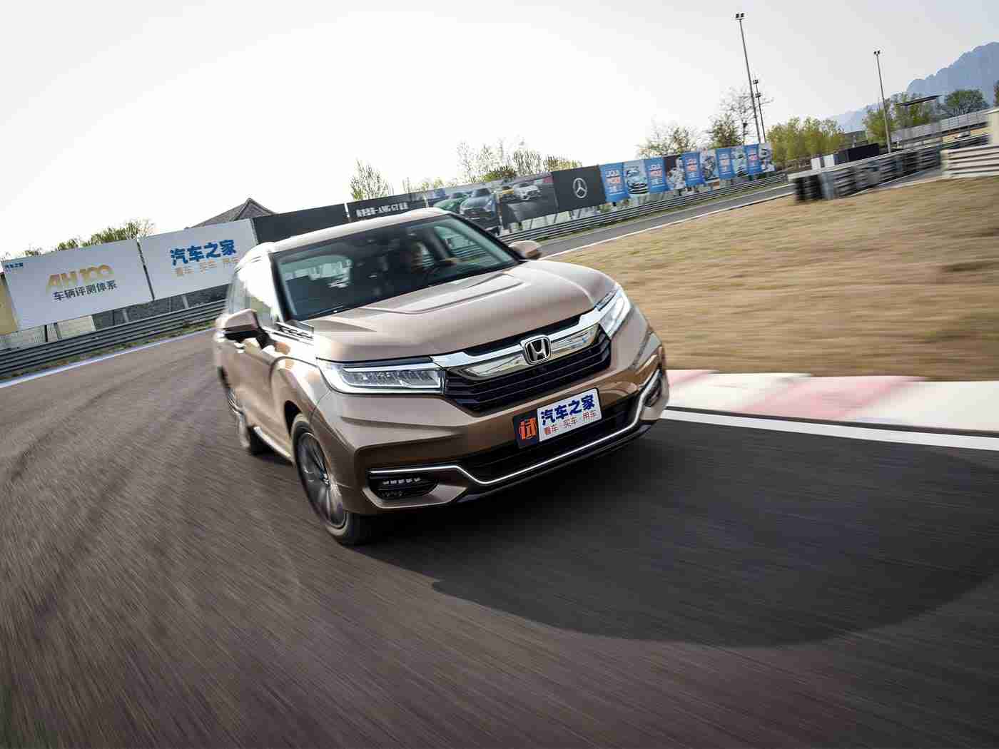 巴厘岛男按摩高潮七次,“巴厘岛男子体验独特汽车按摩,高潮七次引热议,揭秘汽车按摩新潮流”-2