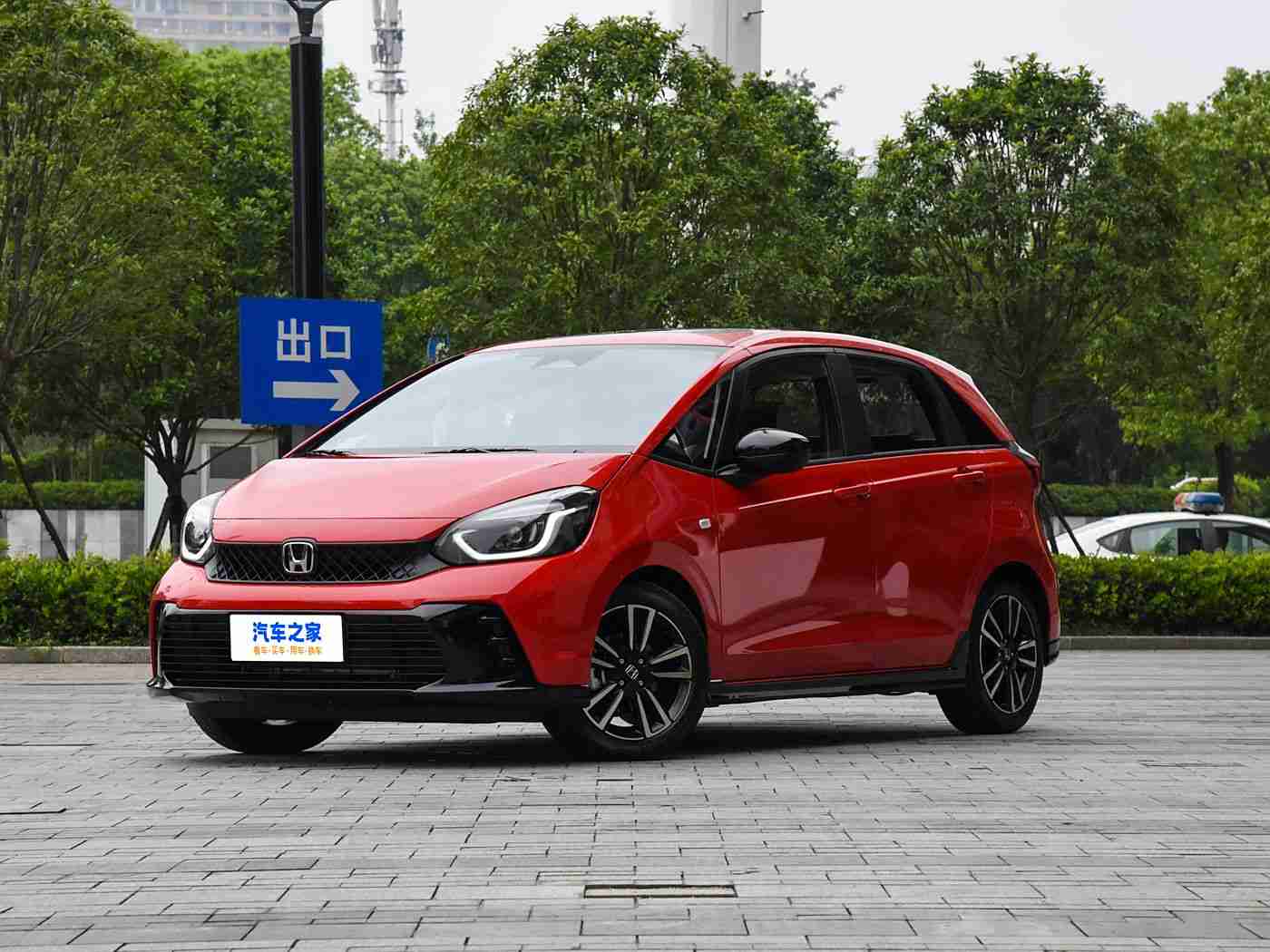 黄色的应用,汽车色彩新风尚：黄色魅力闪耀，创新设计引领潮流-2