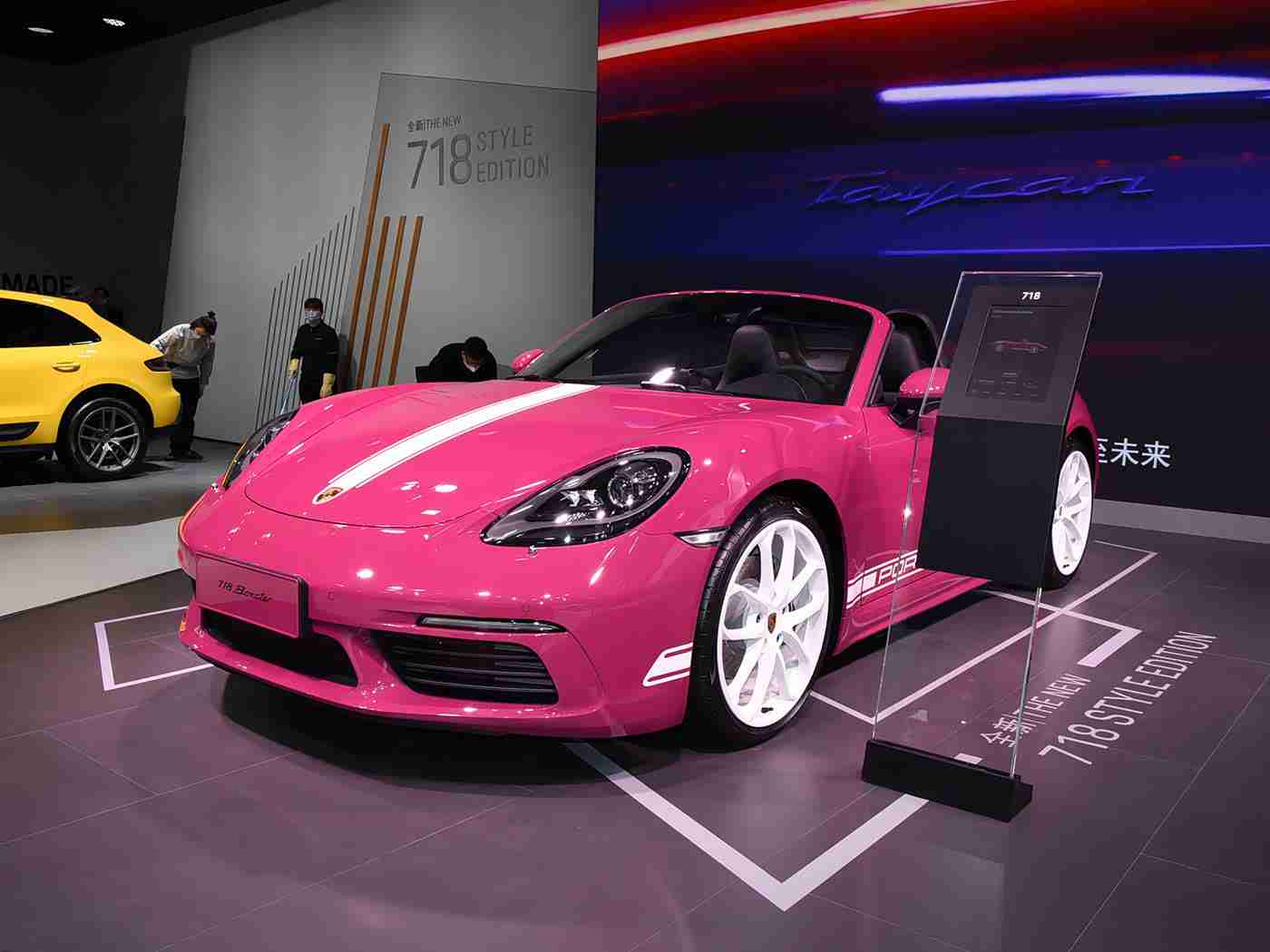 天美麻豆,流线风采，驾驭非凡——引领环保潮流的时尚座驾-1