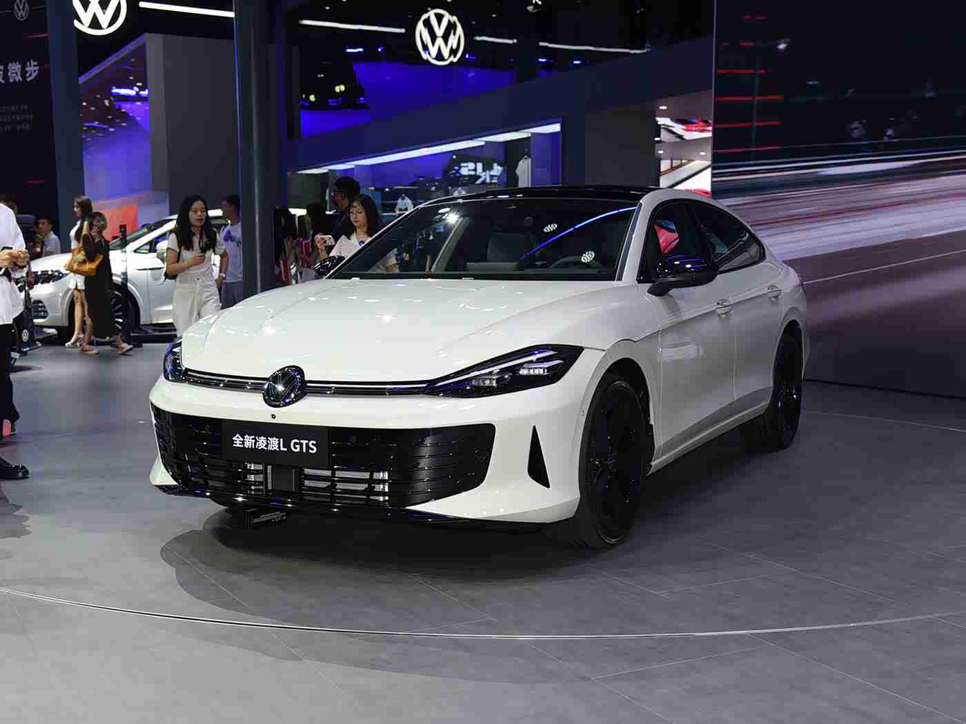 男生女生一起擦擦擦,车主齐聚清洁盛会,共筑绿色出行美好家园-5