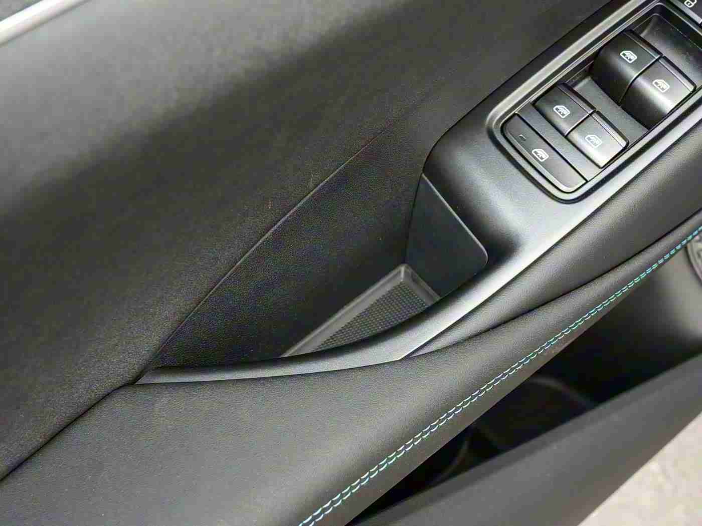 综合一区,全新SUV亮相车展，卓越性能设计引领市场潮流-1