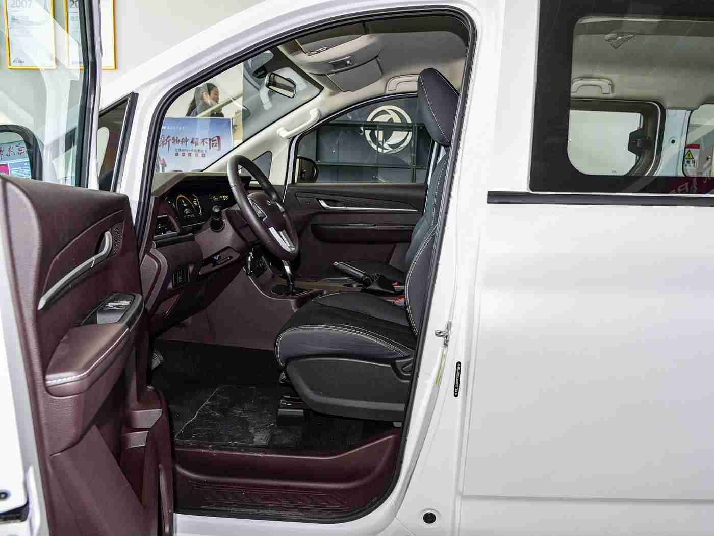 黄色软件app下载3.0.3免费装妆2023,汽车软件革新来袭：个性化定制免费装妆，智能驾驶新体验，引领未来出行潮流-1