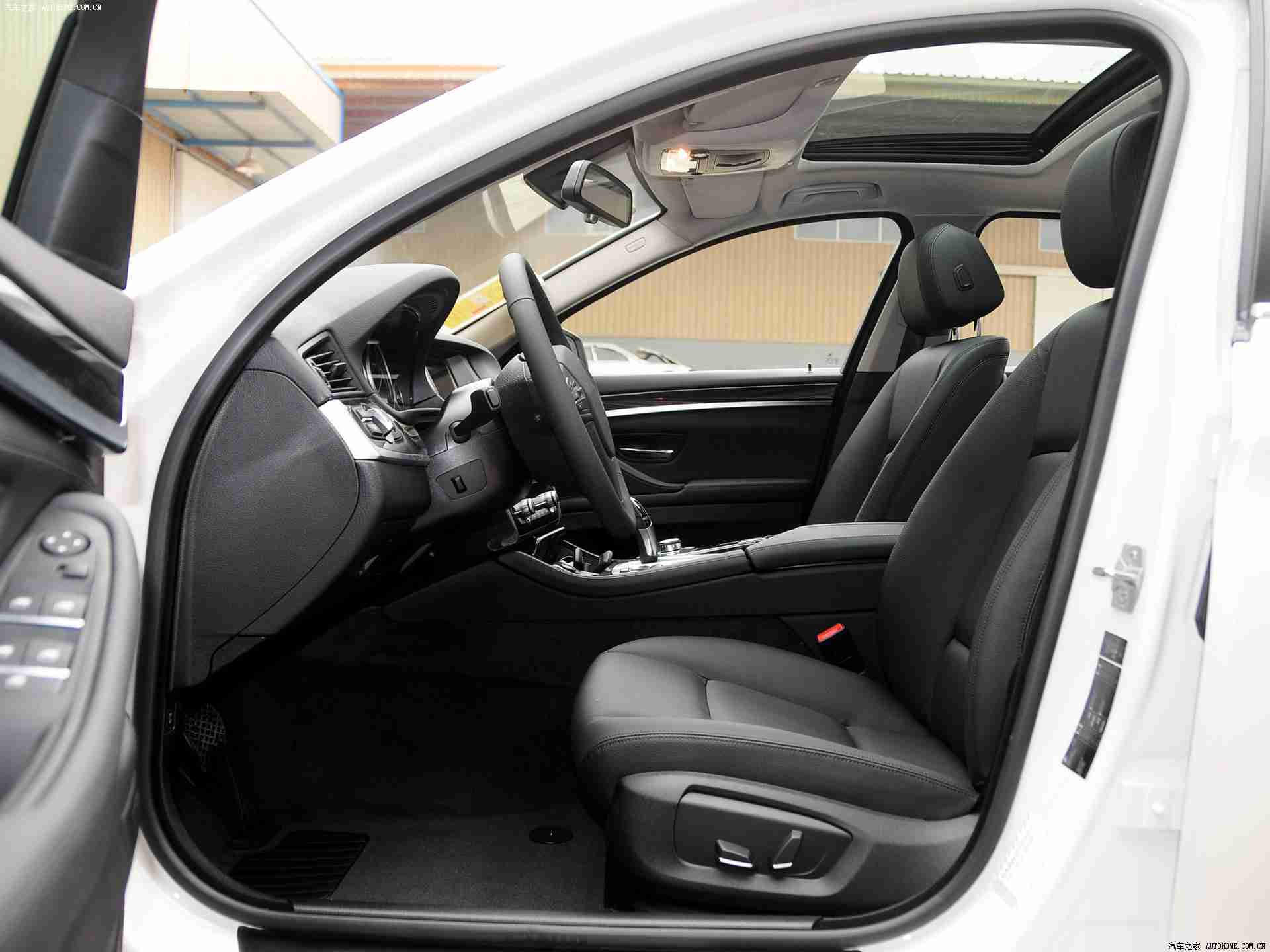 91黑料吃瓜网,新能源汽车续航突破500公里,智能豪华新升级,引领绿色出行潮流-1