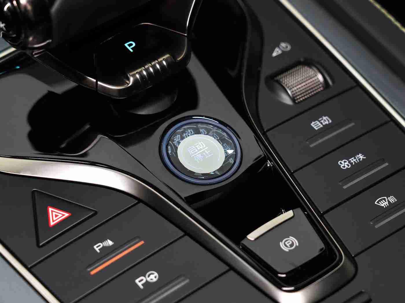 女生让男生吃自己困困,独特设计理念引领潮流,“困困”汽车人性化配置与安全性能齐飞,备受市场期待!-2