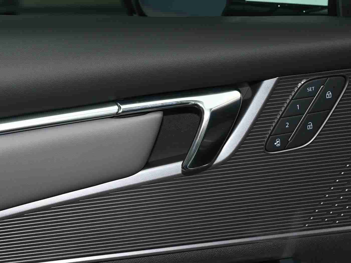 人妻麻豆,时尚SUV成家庭新宠，（品牌名称）助力人妻麻豆畅享驾驶乐趣-2