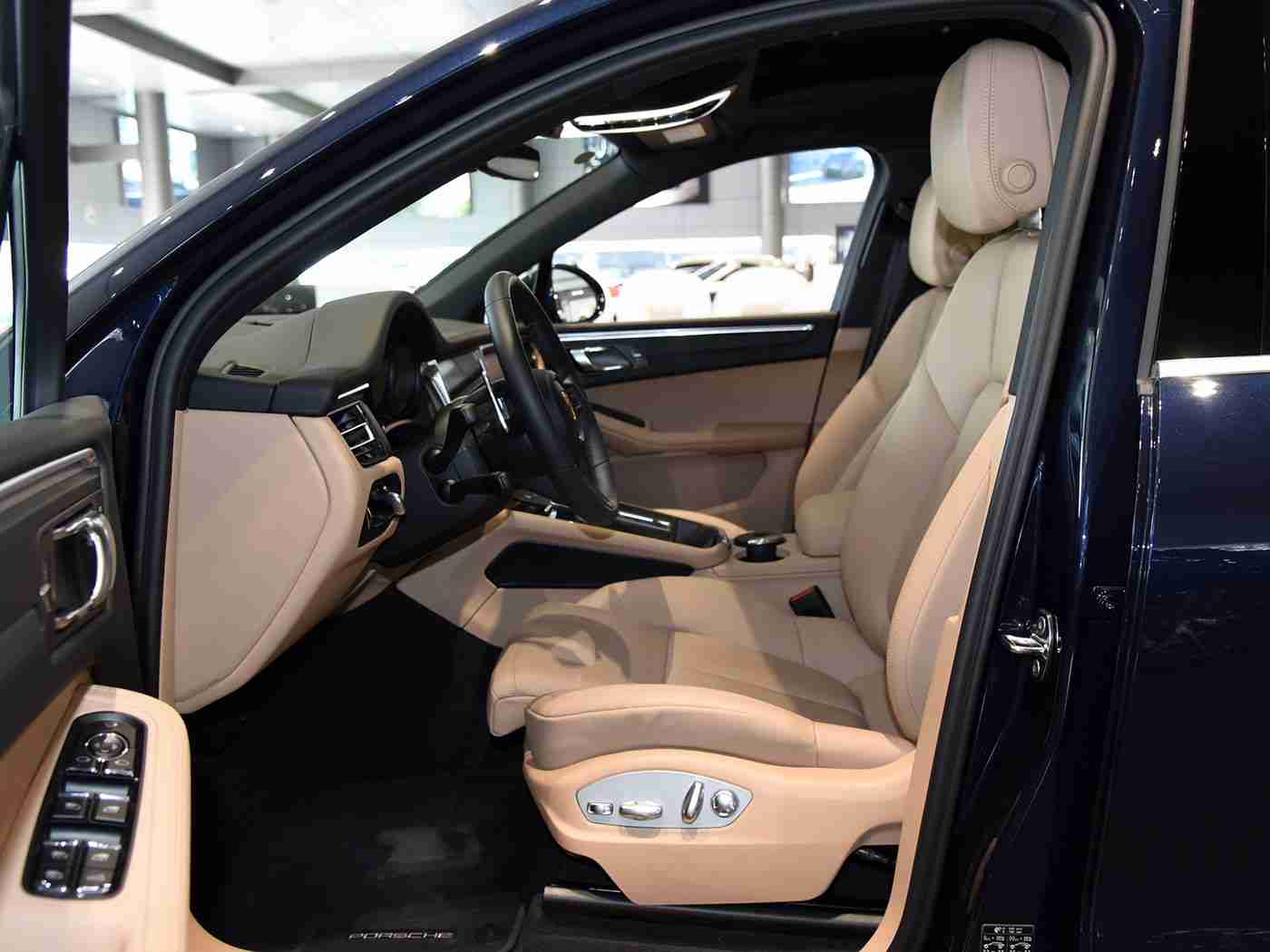 2019年最好看的中文,流光溢彩，创新巅峰——2019年度汽车风云榜-3