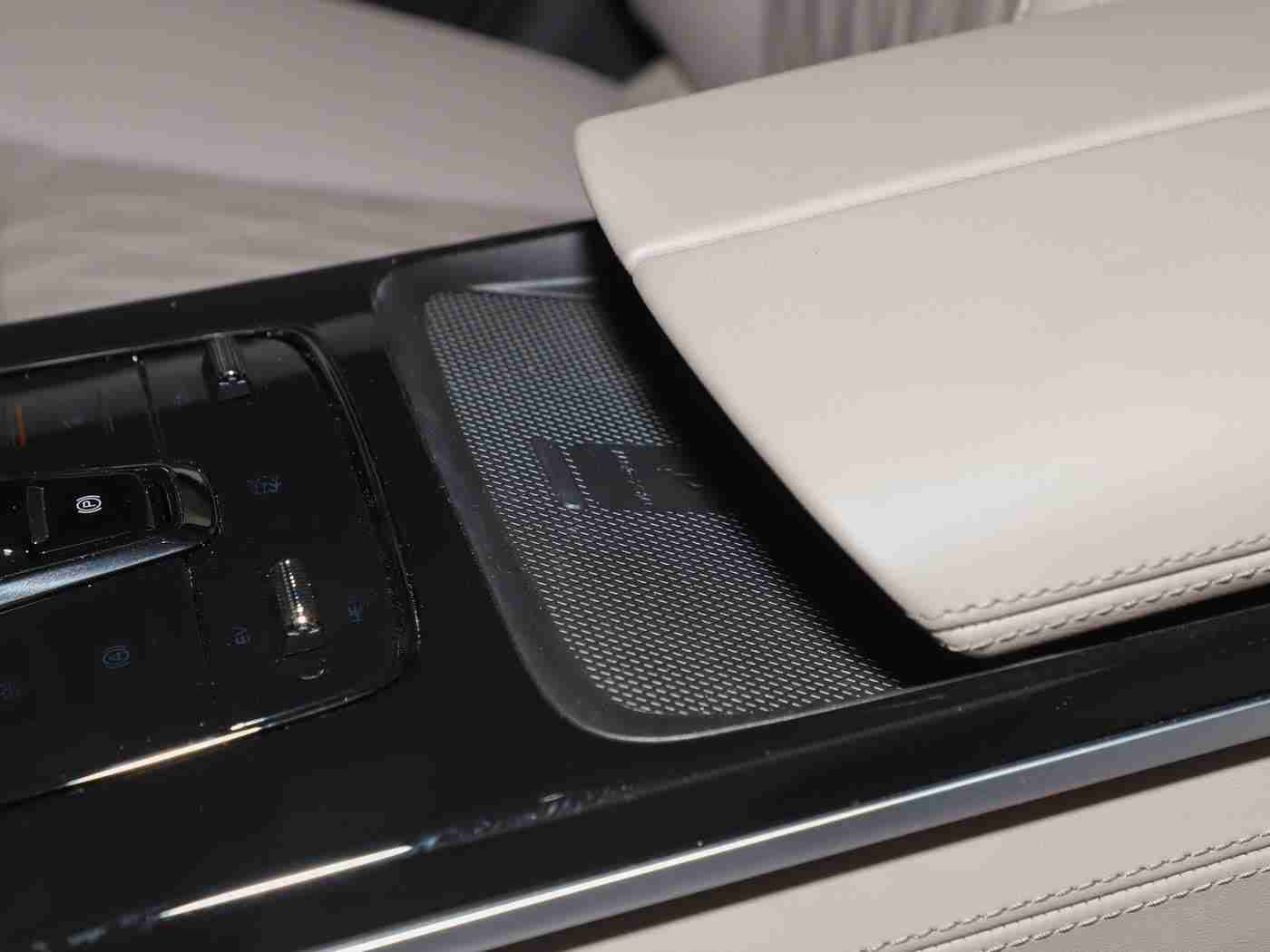 汤不热,汽车新贵汤不热引领潮流，内外兼修打造智能驾驶新体验-2