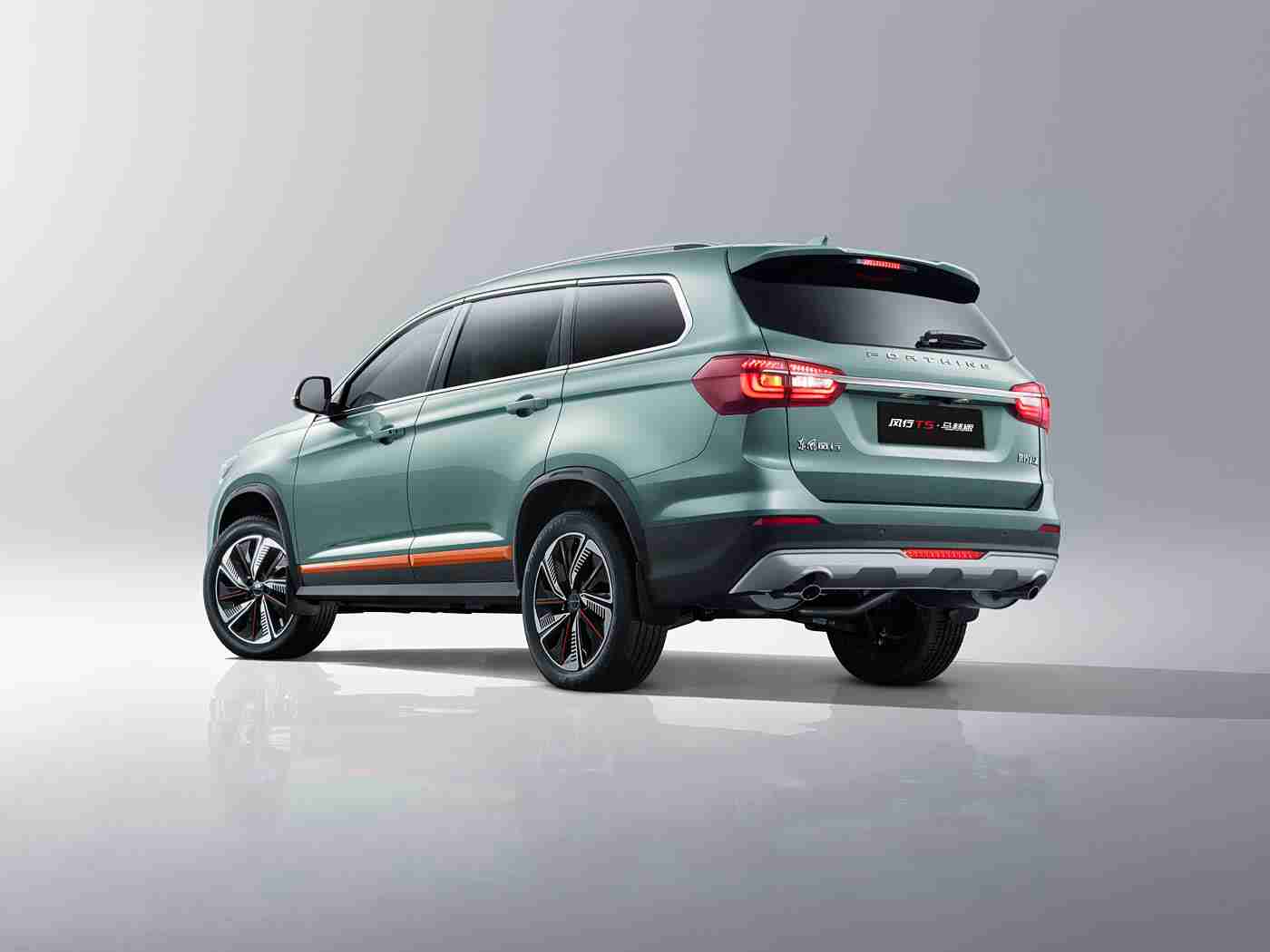 商务旅行中戴绿色帽子的女老板同行台词,绿色慧眼领航，创新思维驱动汽车未来-4