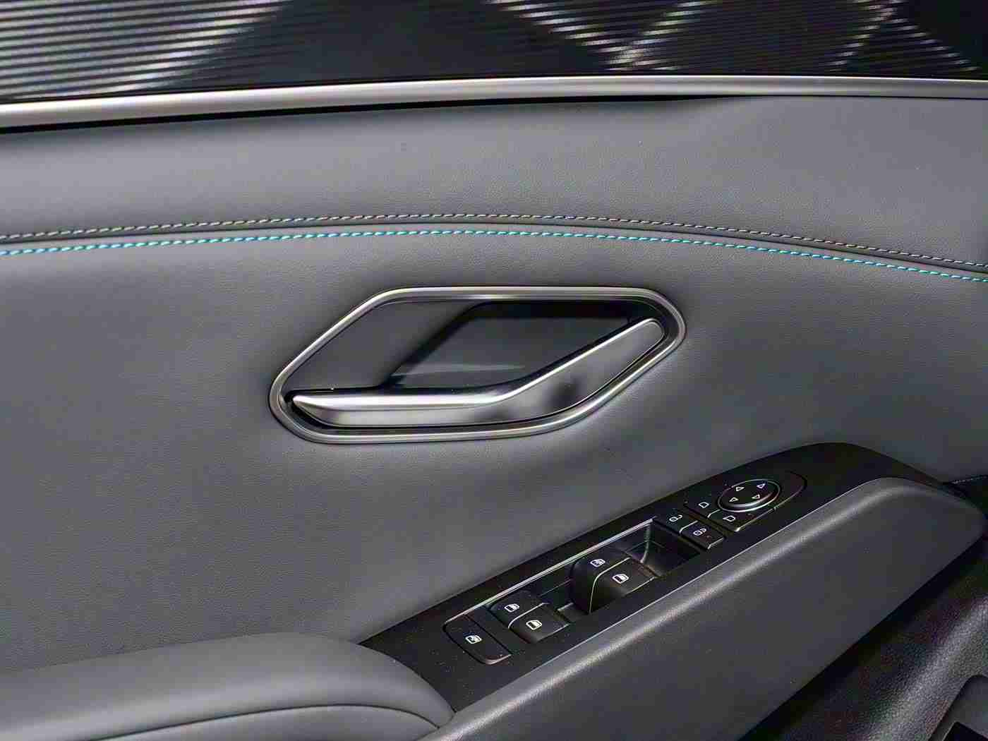 一亲二摸三叉,揭秘汽车选购秘诀：“亲身体验，细摸细节，权衡利弊”助您选车明智-3