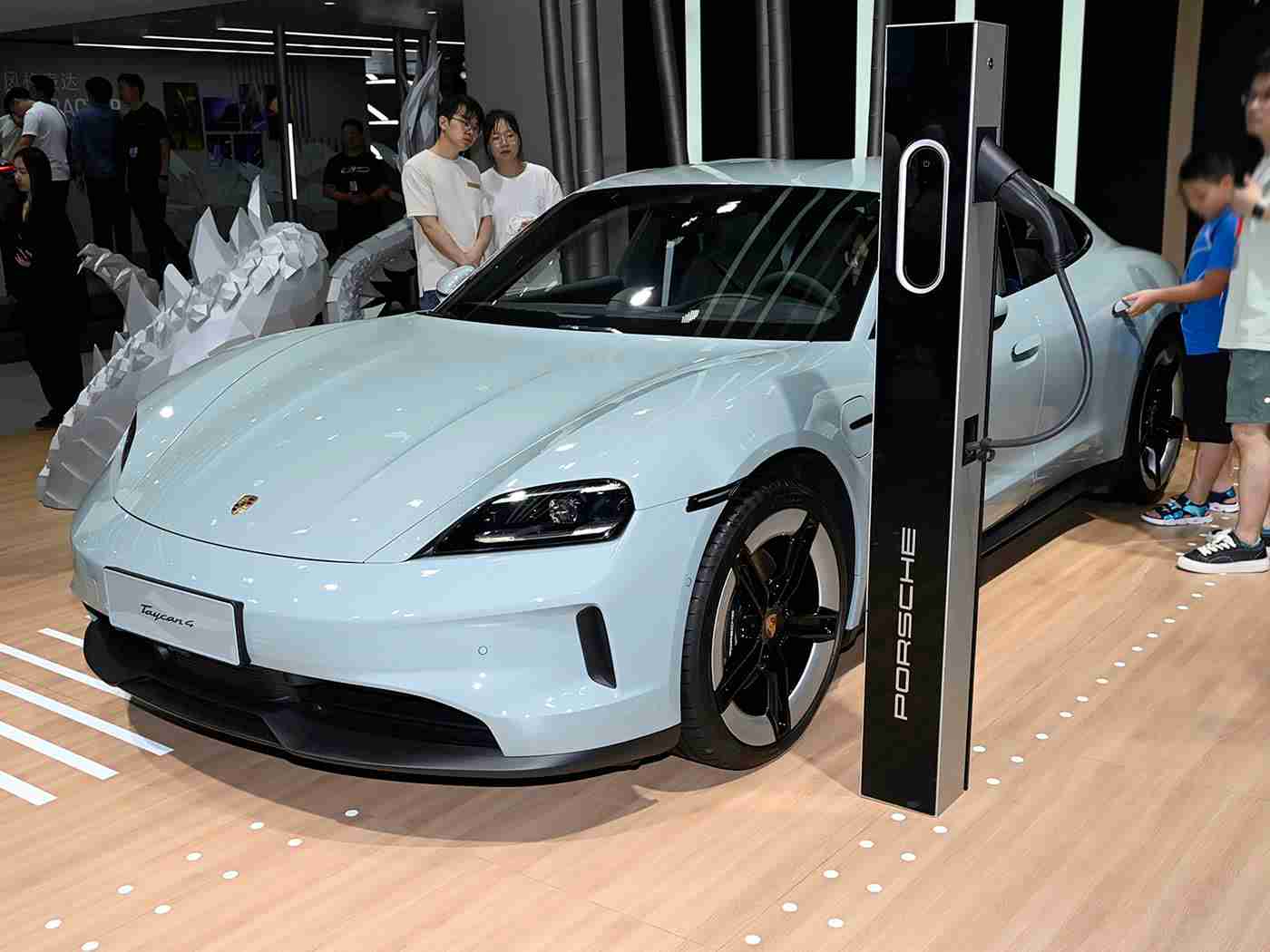 国产成人色,汽车风尚新纪元，成人色彩领航未来-3