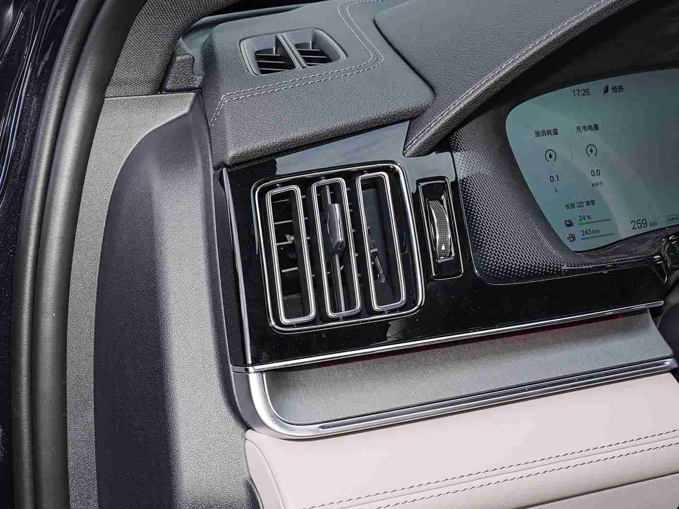 中国少妇,时尚驾韵,都市女性新宠,尽享智能出行之旅-4