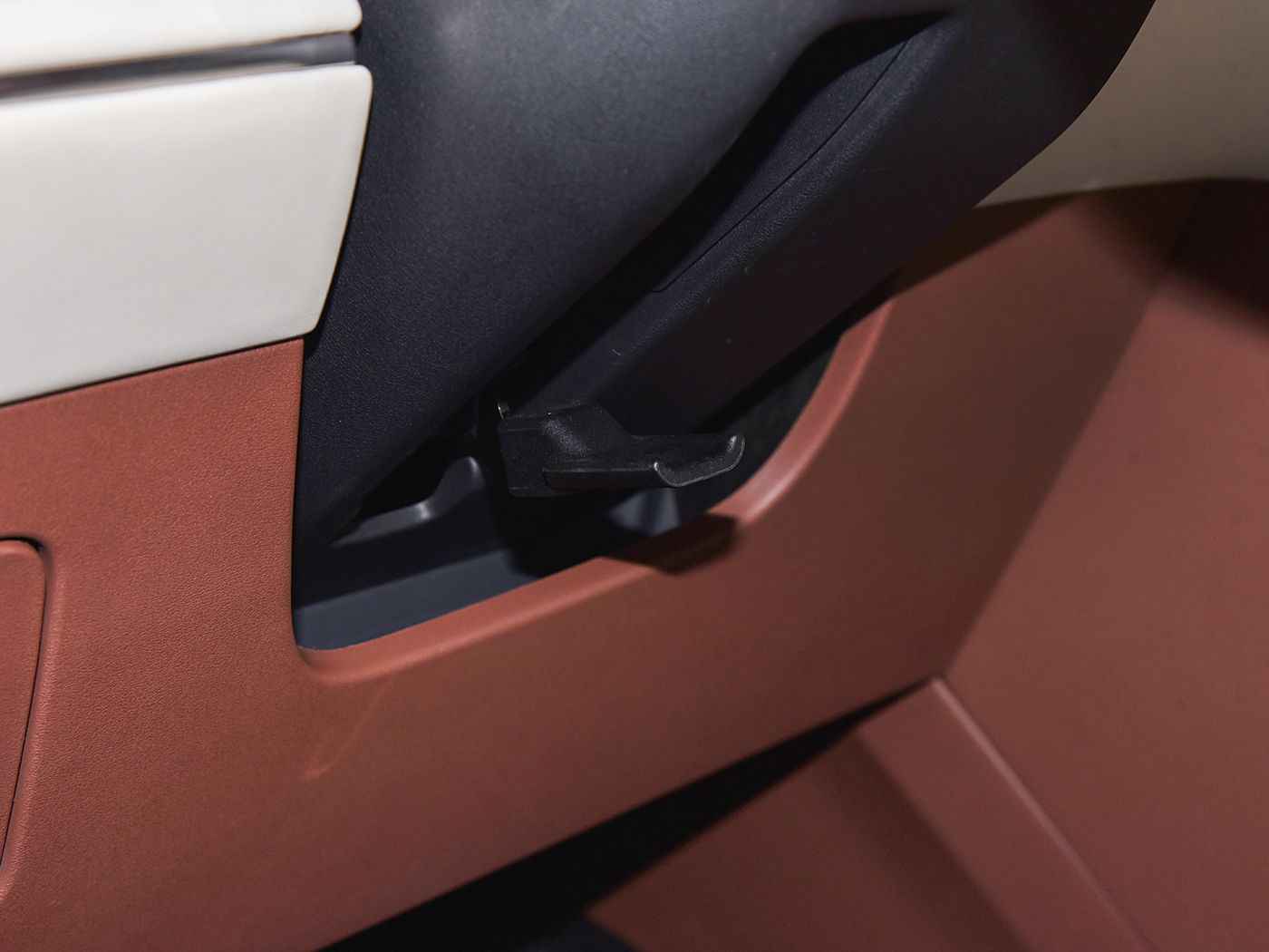 猎奇吃瓜网爆黑料AV,品质危机下,揭秘知名车企“低成本”的代价,安全防线谁来守护?-2