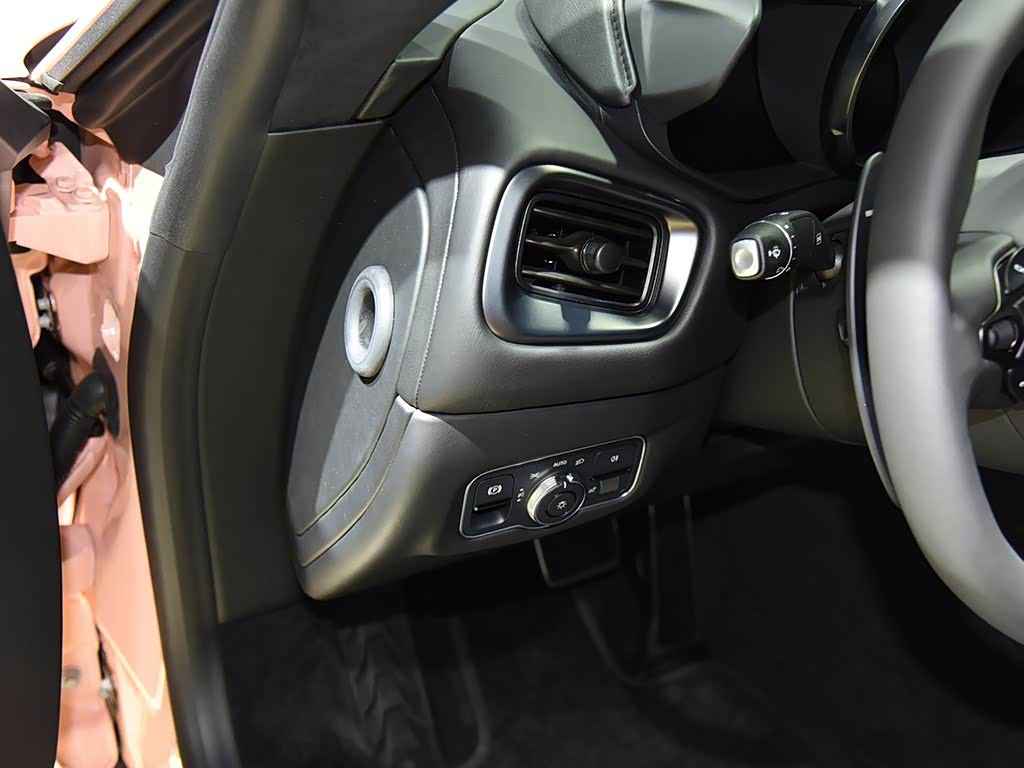 香蕉插桃子,“活力与甜美交织，跨界设计打造新潮智能驾驶盛宴”-1