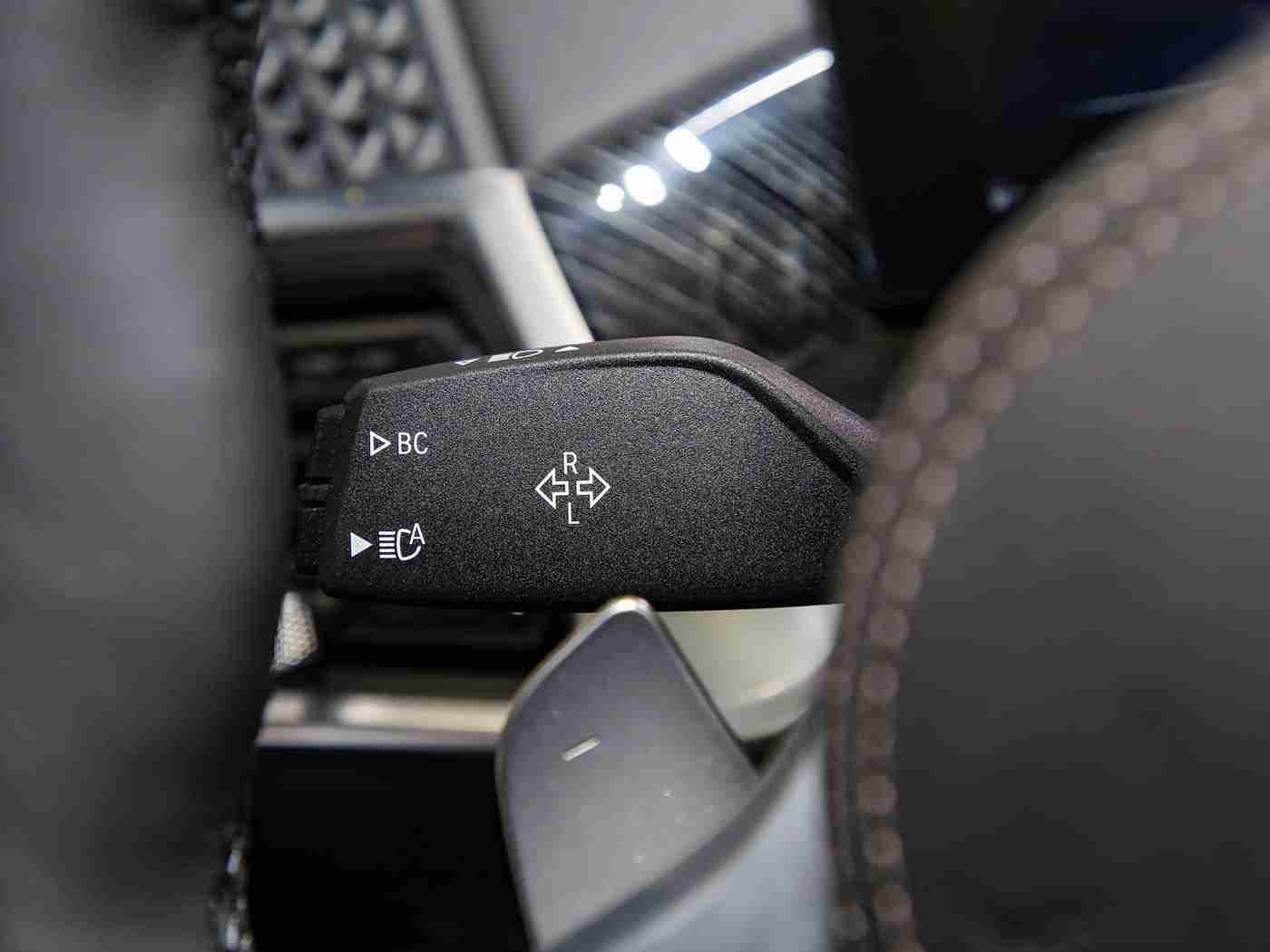 黄色软件下载3.,新能源汽车引领潮流：500公里续航，智能科技，独特设计，这款车型值得期待-1