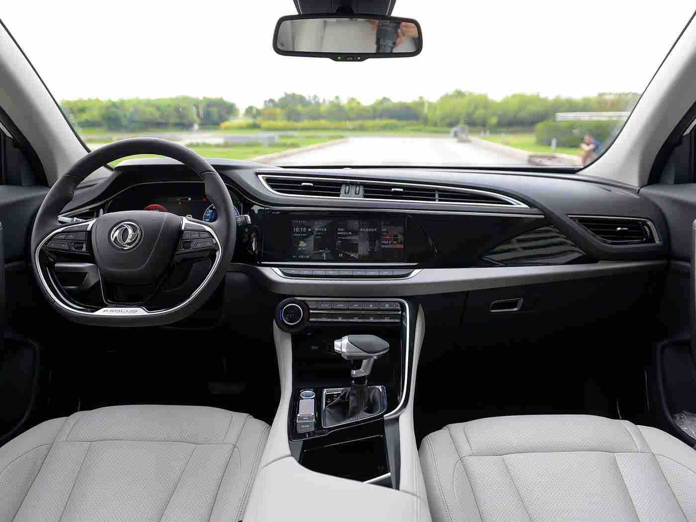 打扑克又叫又疼软件,智能驾驶新潮流：娱乐驾驶两不误，创新应用引领汽车行业革新-2