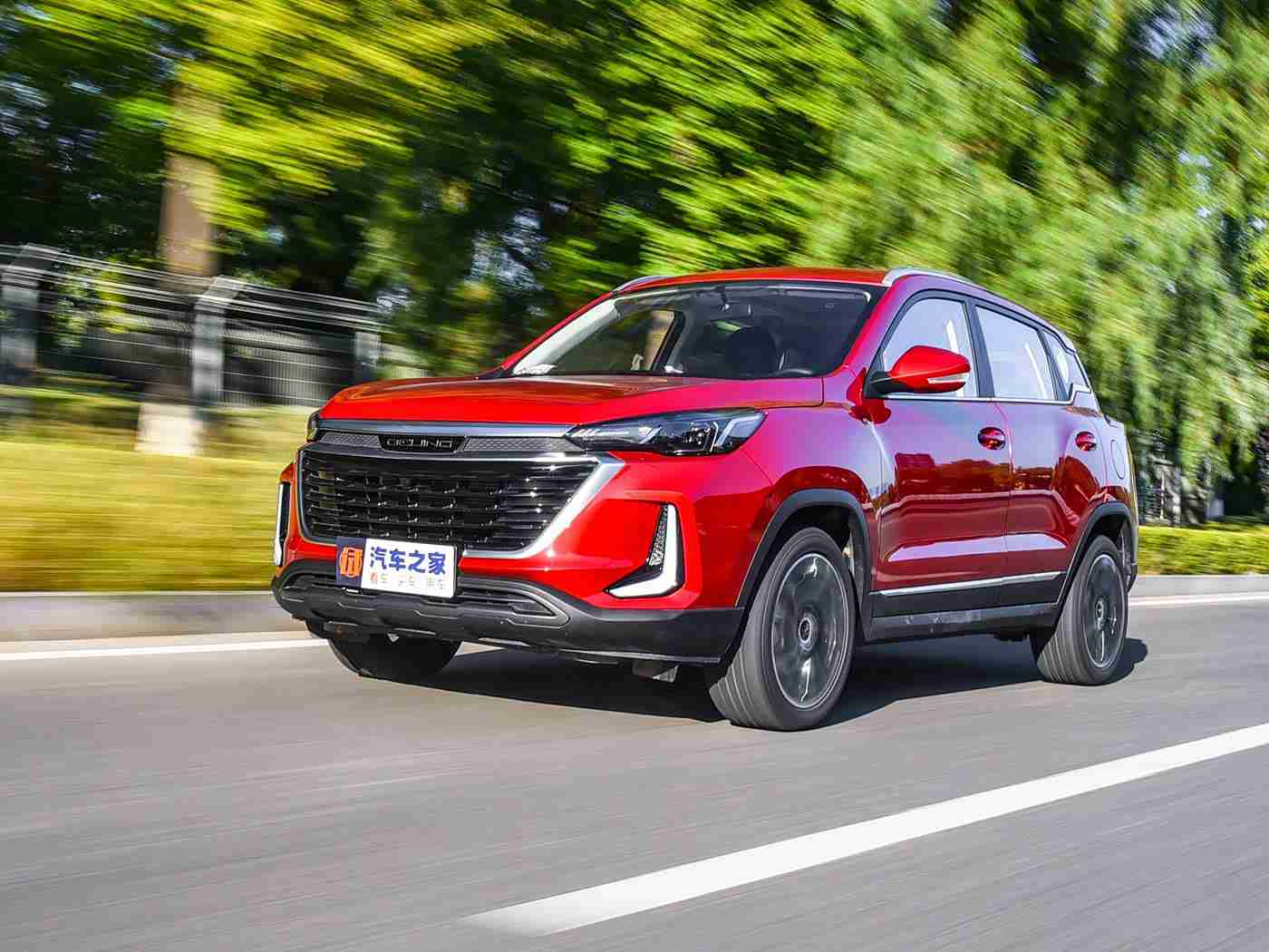 国产成人A V,国产汽车品牌崛起,成人A V 8和A V 5引领潮流,新能源车型A V E续航达400公里-3