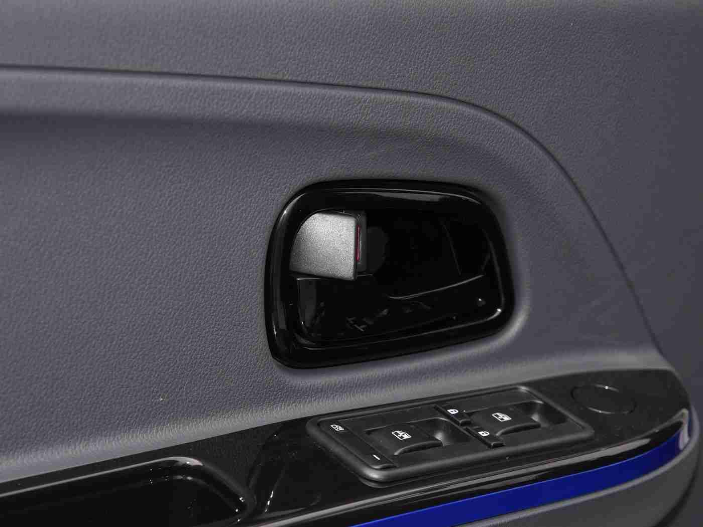 女人与公豬交交ZoZ0,“优雅驾驭，智选尊享——解码女性消费者汽车新时尚”-1