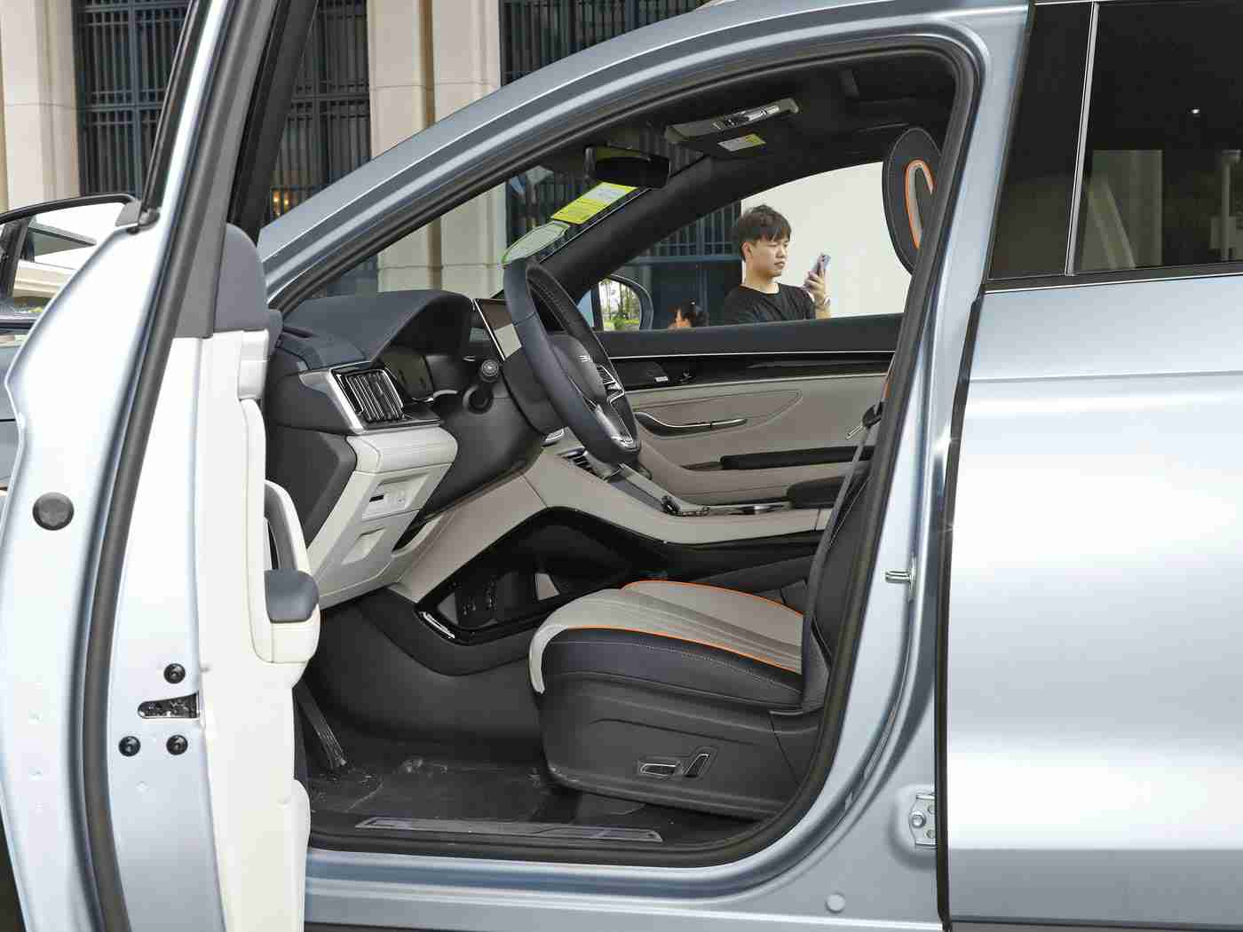 不用播放器av,未来科技引领，环保智能新宠：探索新能源汽车新标杆-1