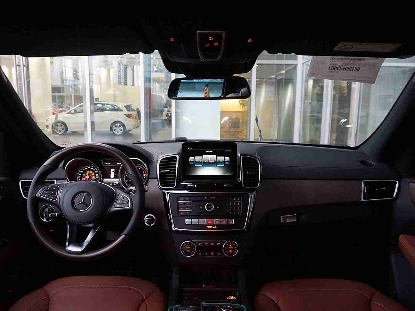 男按摩师揉我奶头和花蒂,“智能座椅创新来袭：独特按摩功能引领汽车舒适新潮流，体验前所未有的驾驶舒适度”-3