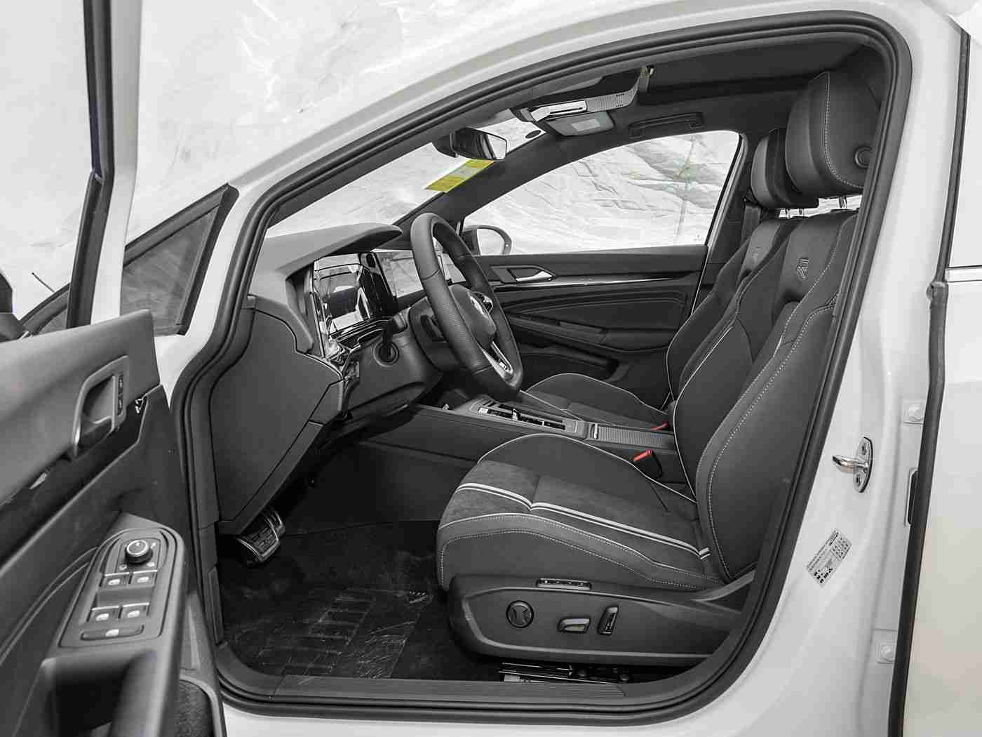 歪歪漫画平台,新能源汽车闪耀登场：智能科技引领驾驶新体验-1