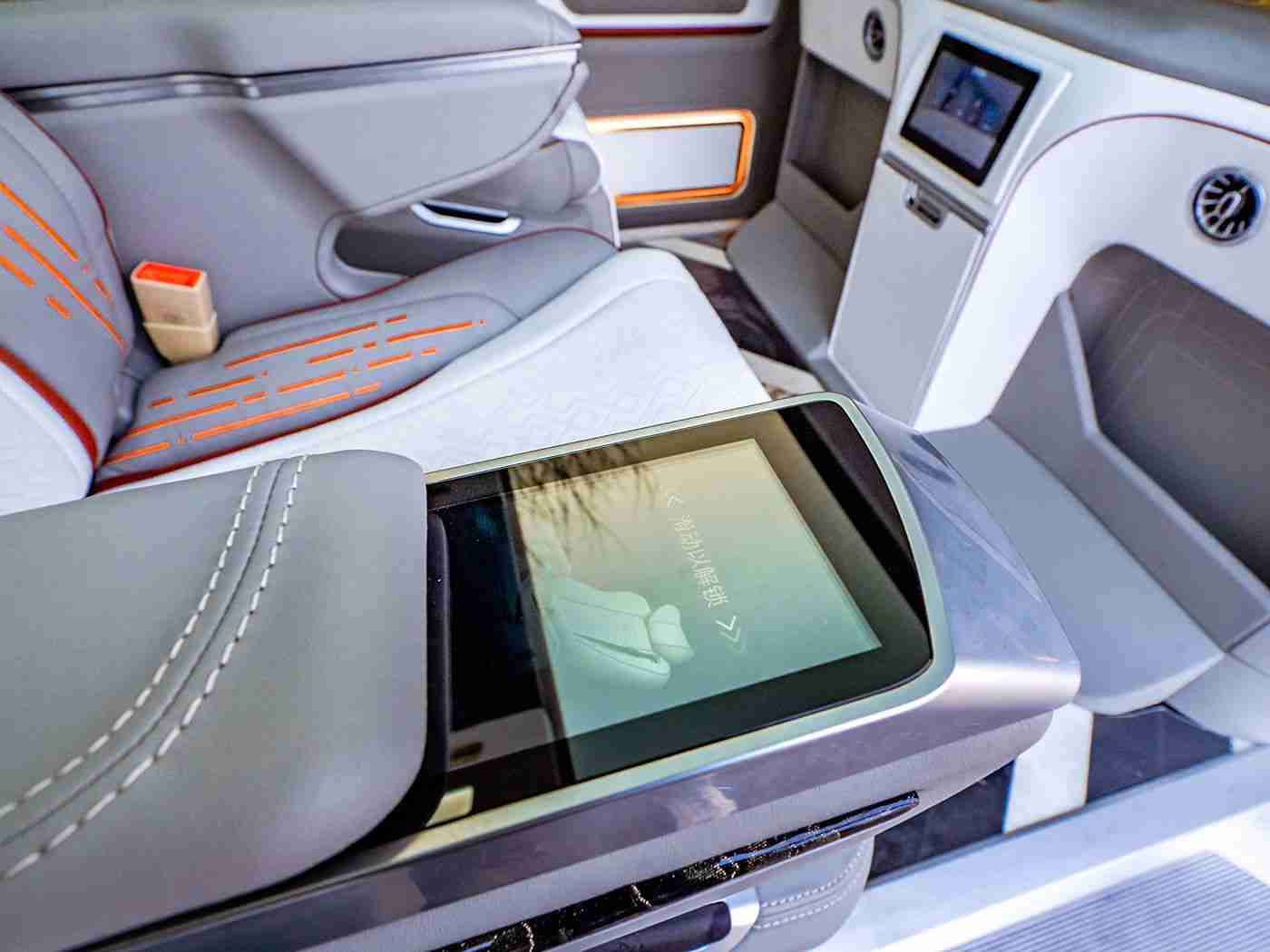 男生和女生一起差差,汽车市场性别差异化:女性崛起,男女消费者需求共融新机遇-1