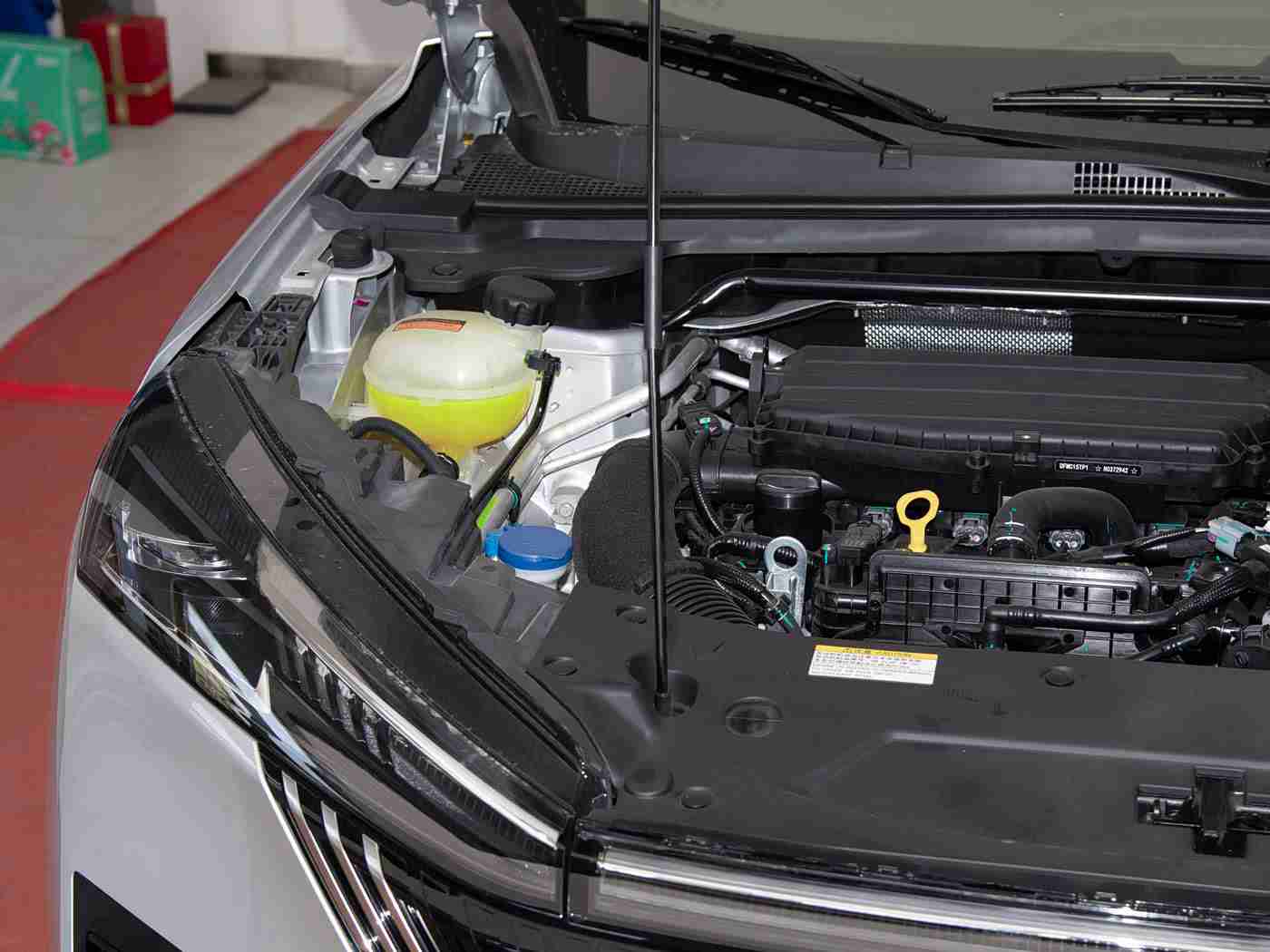 黄色3.0.3,“科技领航，动感来袭：全新车型引爆市场，引领汽车行业新潮流”-1