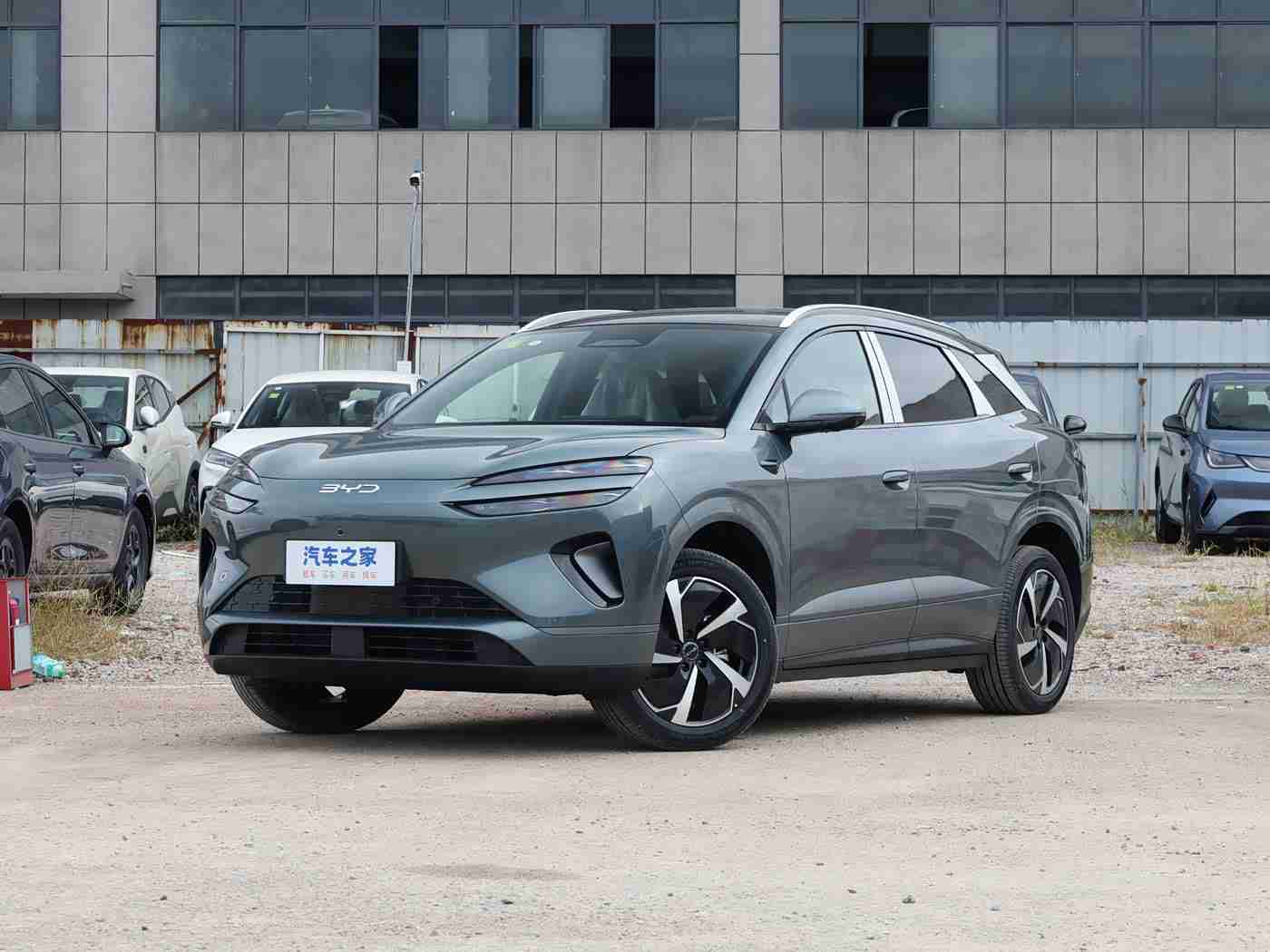 双人床上打扑克,汽车新宠来袭：床上游戏机打造家庭欢乐时光-1