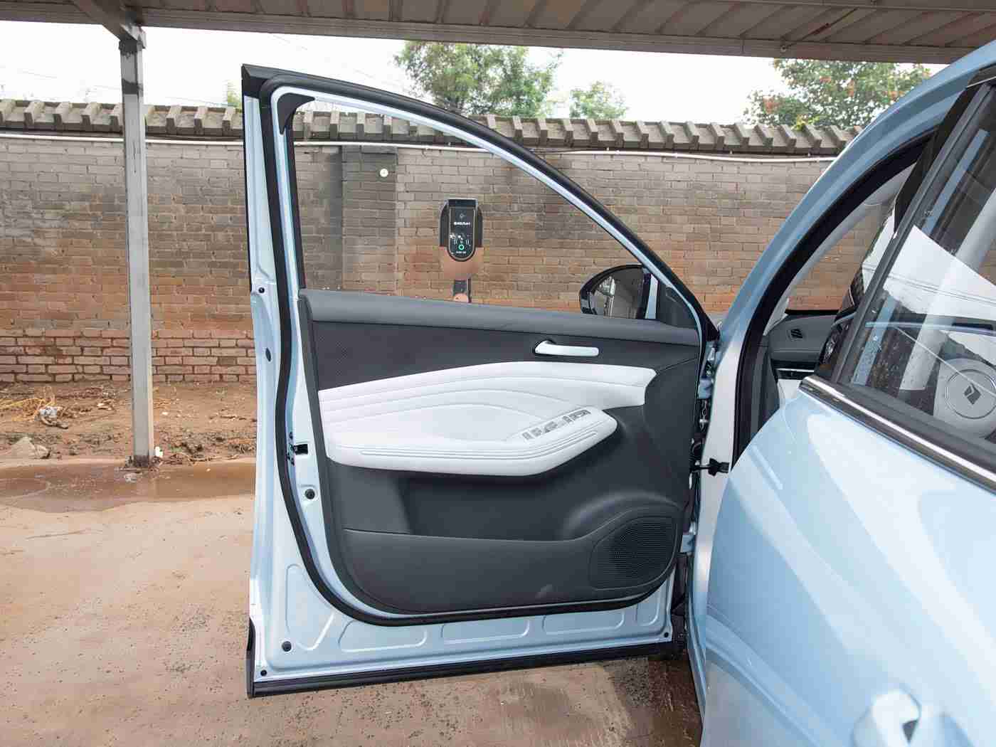 国产原创,动感流线,智驾新风尚,引领潮流的创世之驱-1