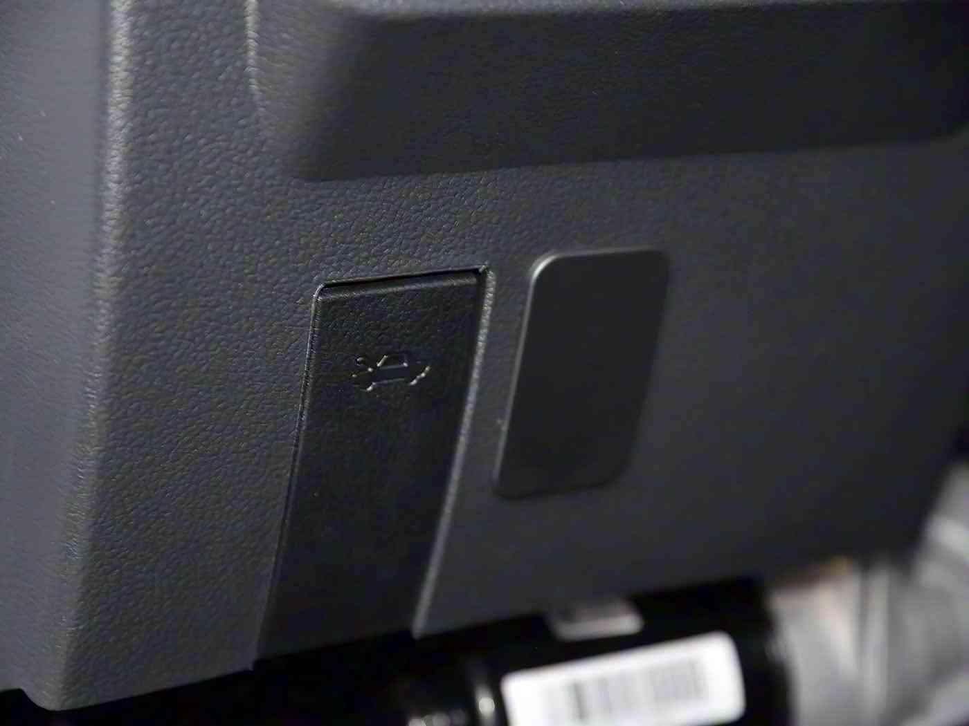 下载黄色,5G赋能,智能出行新纪元:创新“实时路况”功能引热议,新车上市颠覆驾驶体验-3