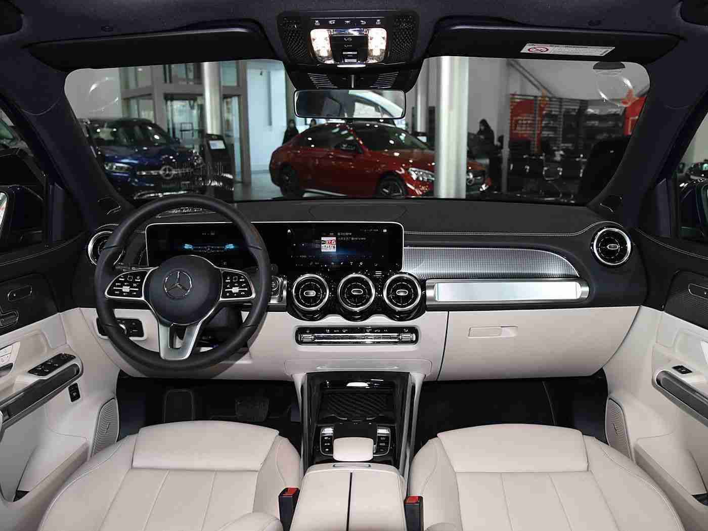 大战史莱姆,新能源汽车巨头创新对决：极简设计智能驾驶，谁将引领未来出行潮流？-4