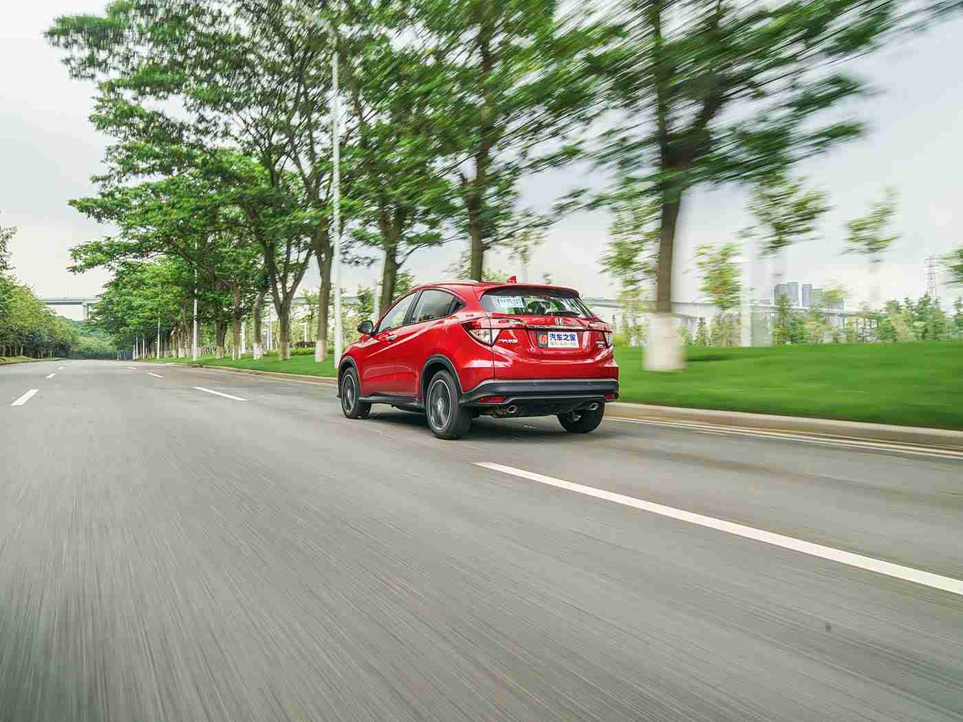 艳女,风华绝代，驰骋未来——智能驾驭新篇章-1