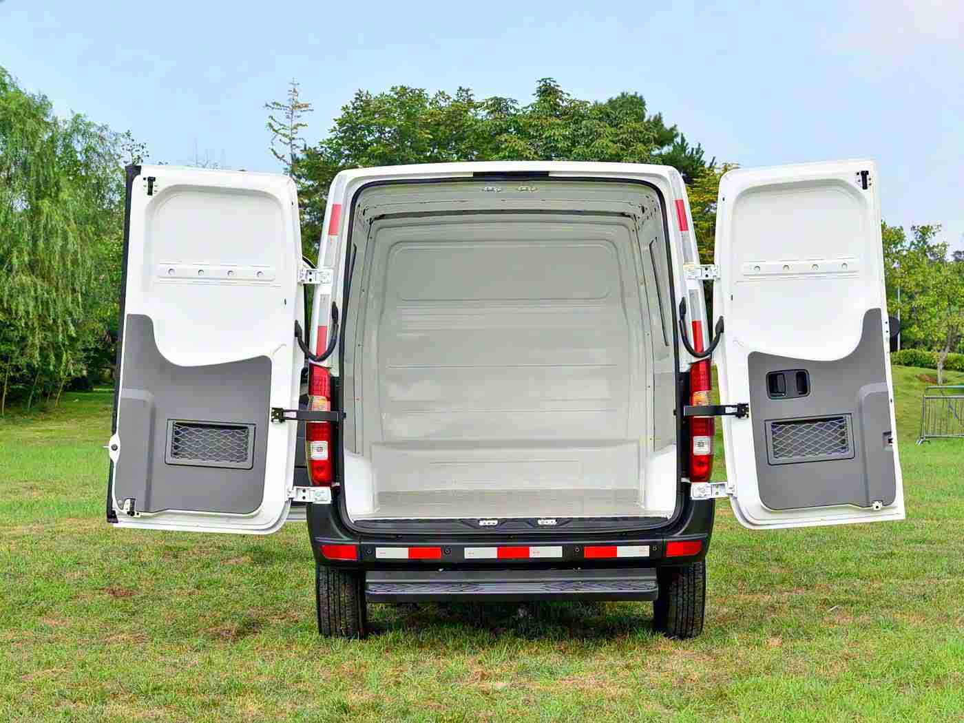 东京热APP,智能驾驶新篇章，科技赋能，绿色出行引领未来汽车潮流-1