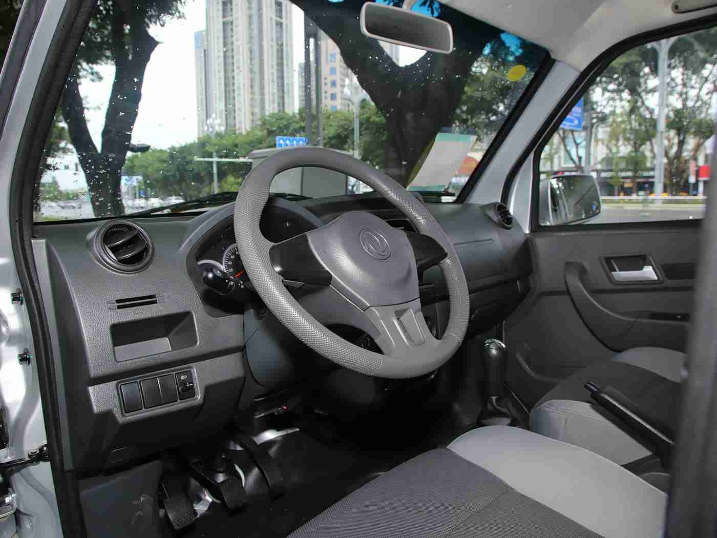 中国少妇XXX,豪华轿车新潮流：中国女神驾驭XXX，引领时尚驾驶体验-1