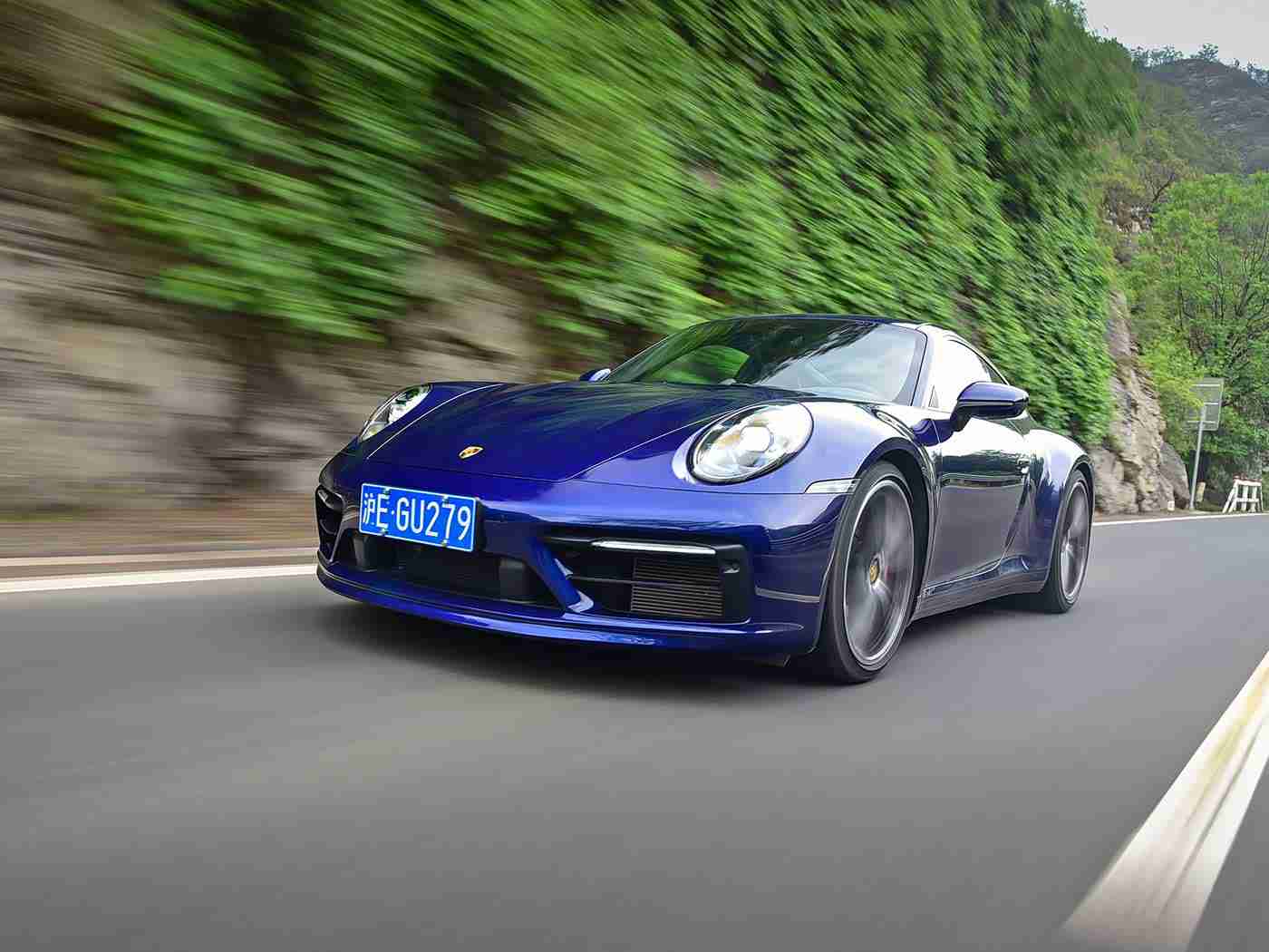 在床上拔萝卜,颠覆传统!床车亮相汽车市场,创新出行体验引关注-1