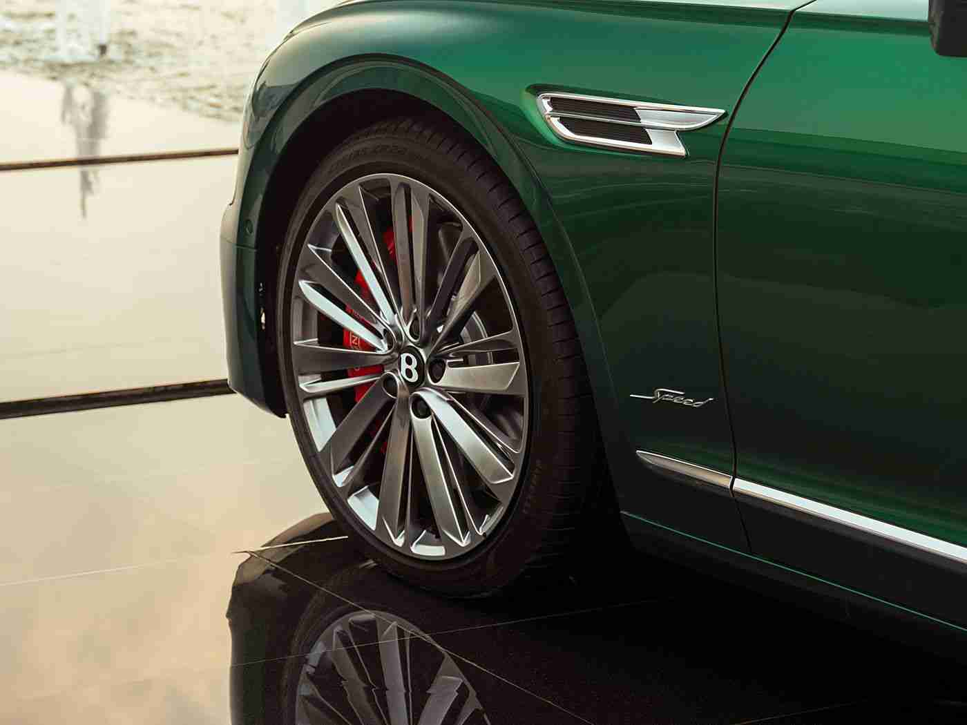 火辣辣welcome,涡轮激情驾驭,科技美学交融——全新旗舰车型引领视觉盛宴-2