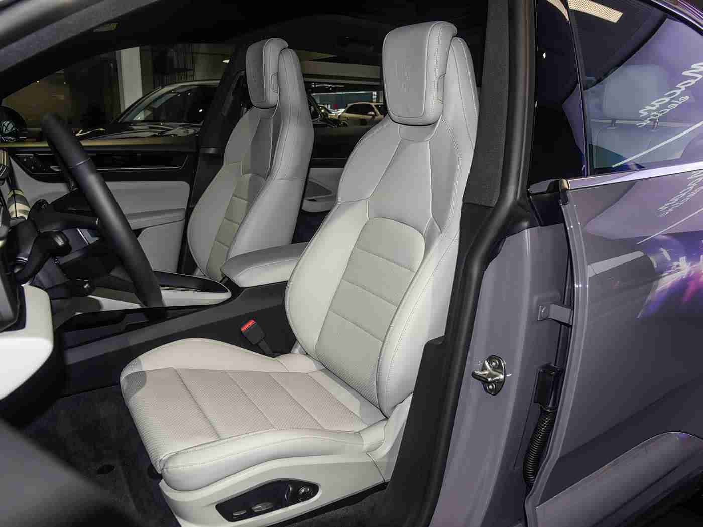 成人火影,全新车型惊艳亮相，速度与激情碰撞，科技配置引领潮流，成人消费者新选择-1