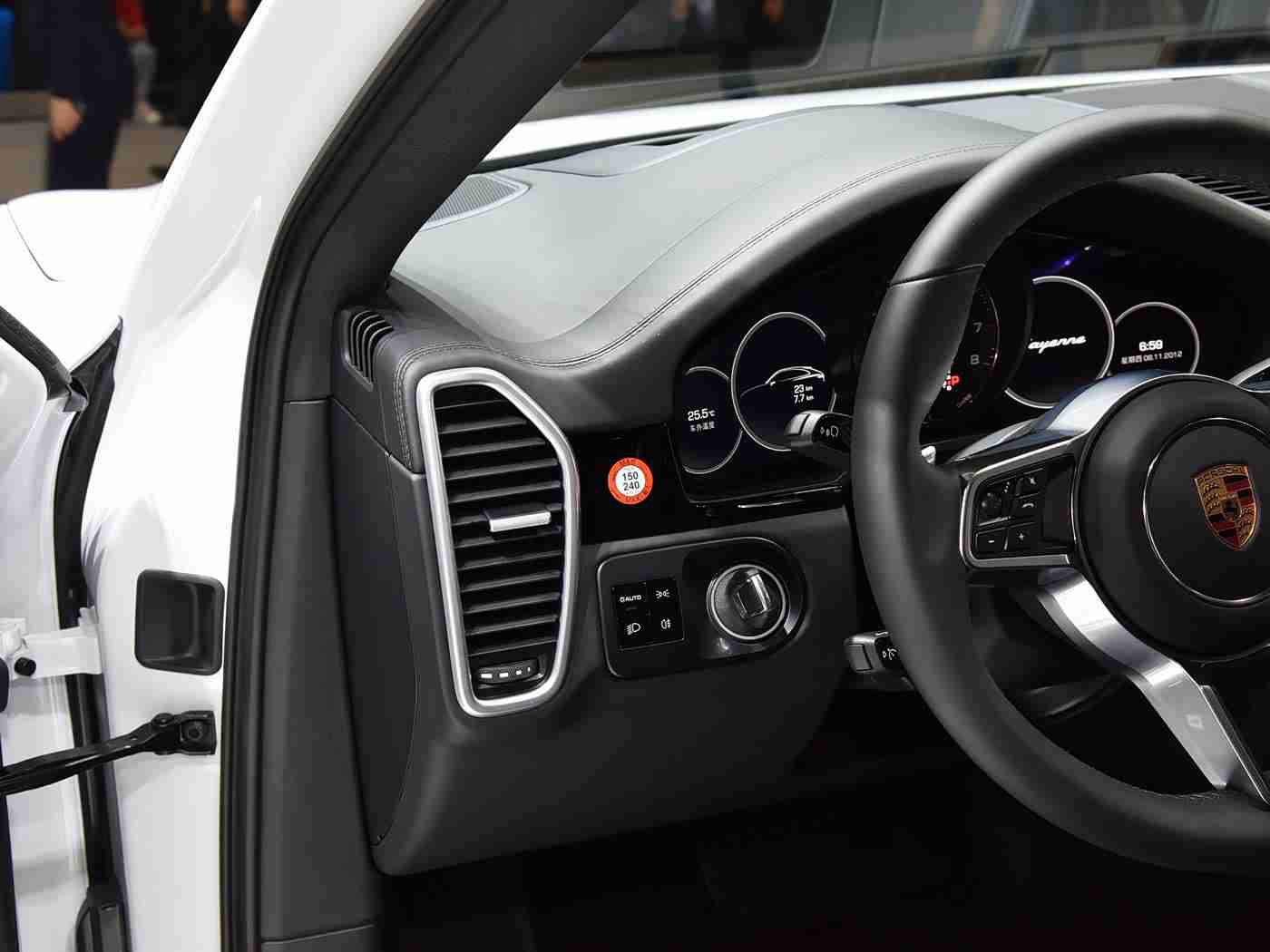 男男被 到爽 无套游戏,“科技革新引领潮流，智能舒适概念车打造前所未有的驾驶体验”-2