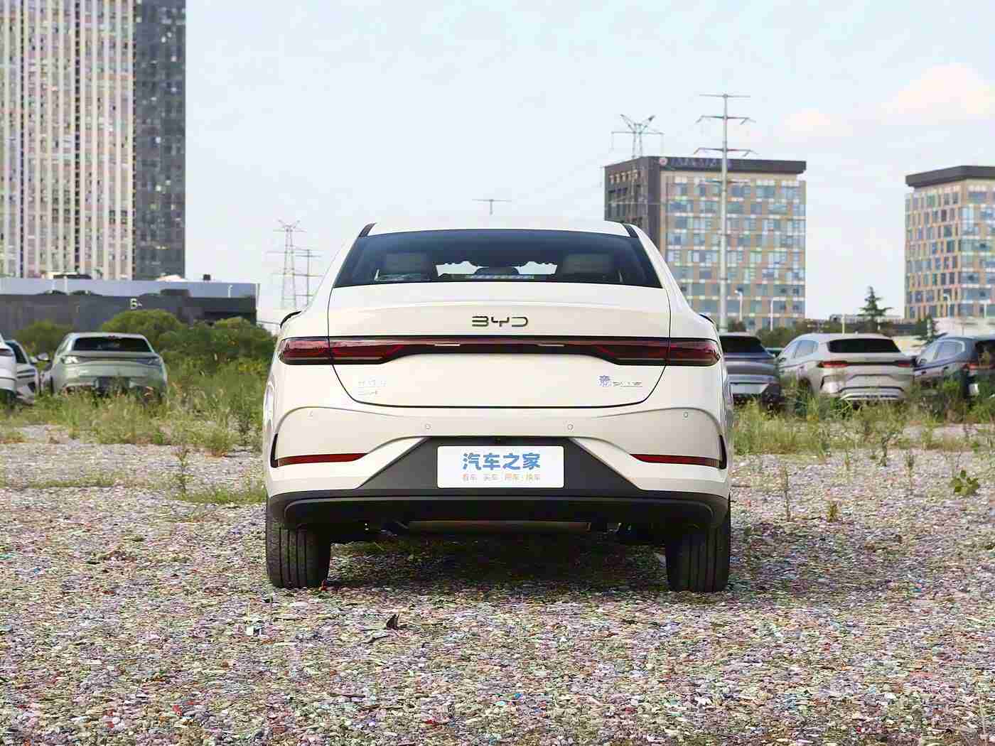 男生和女生一起搓搓,汽车美容新潮流，男女共搓洗车界新风尚-1