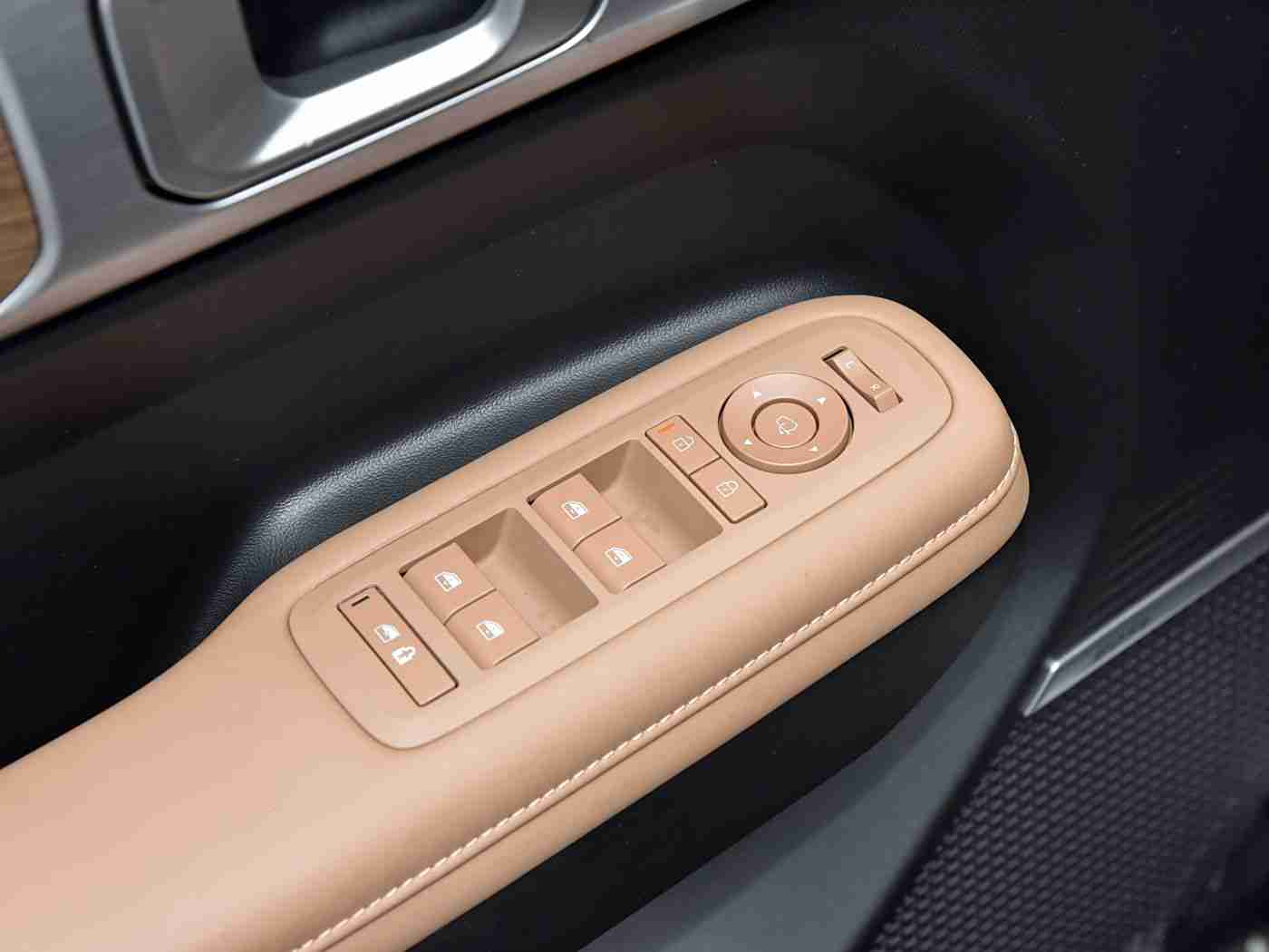 3D火影18+,创新科技引领潮流，“3D火影”新车型闪耀登场，年轻市场再掀购车热潮-3