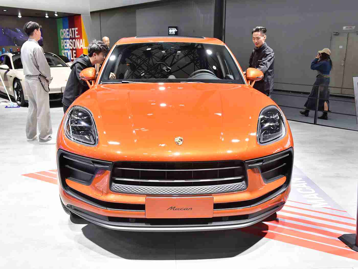 黑人Av,新能源汽车黑马：流线设计、高效续航，引领未来出行潮流-1