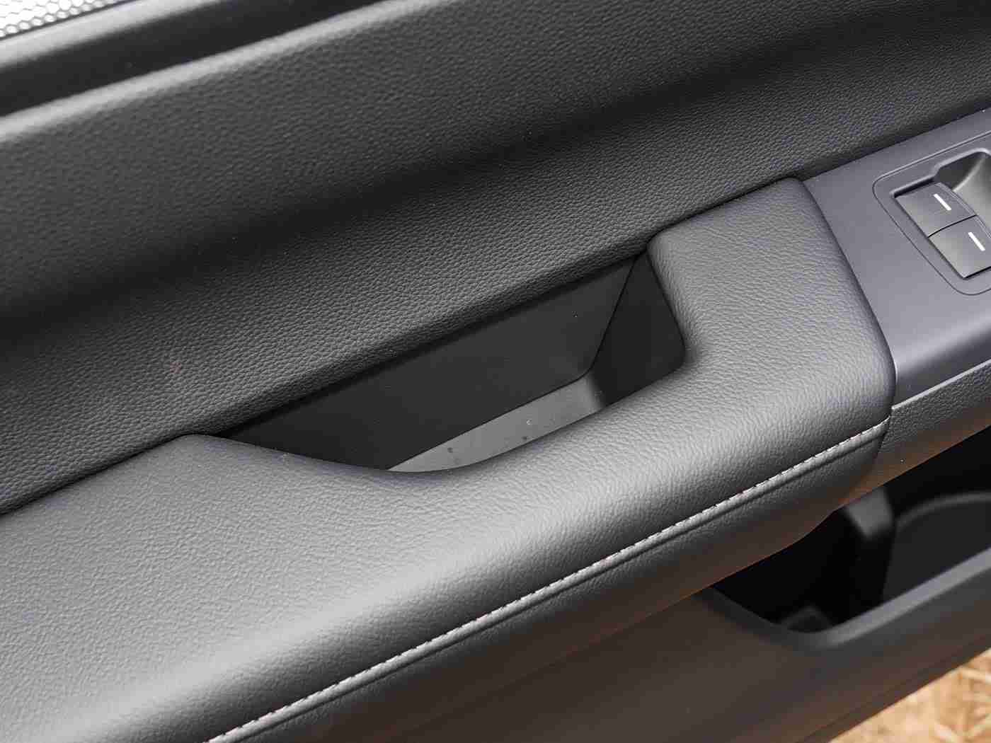 在床上拔萝卜,颠覆传统!床车亮相汽车市场,创新出行体验引关注-4