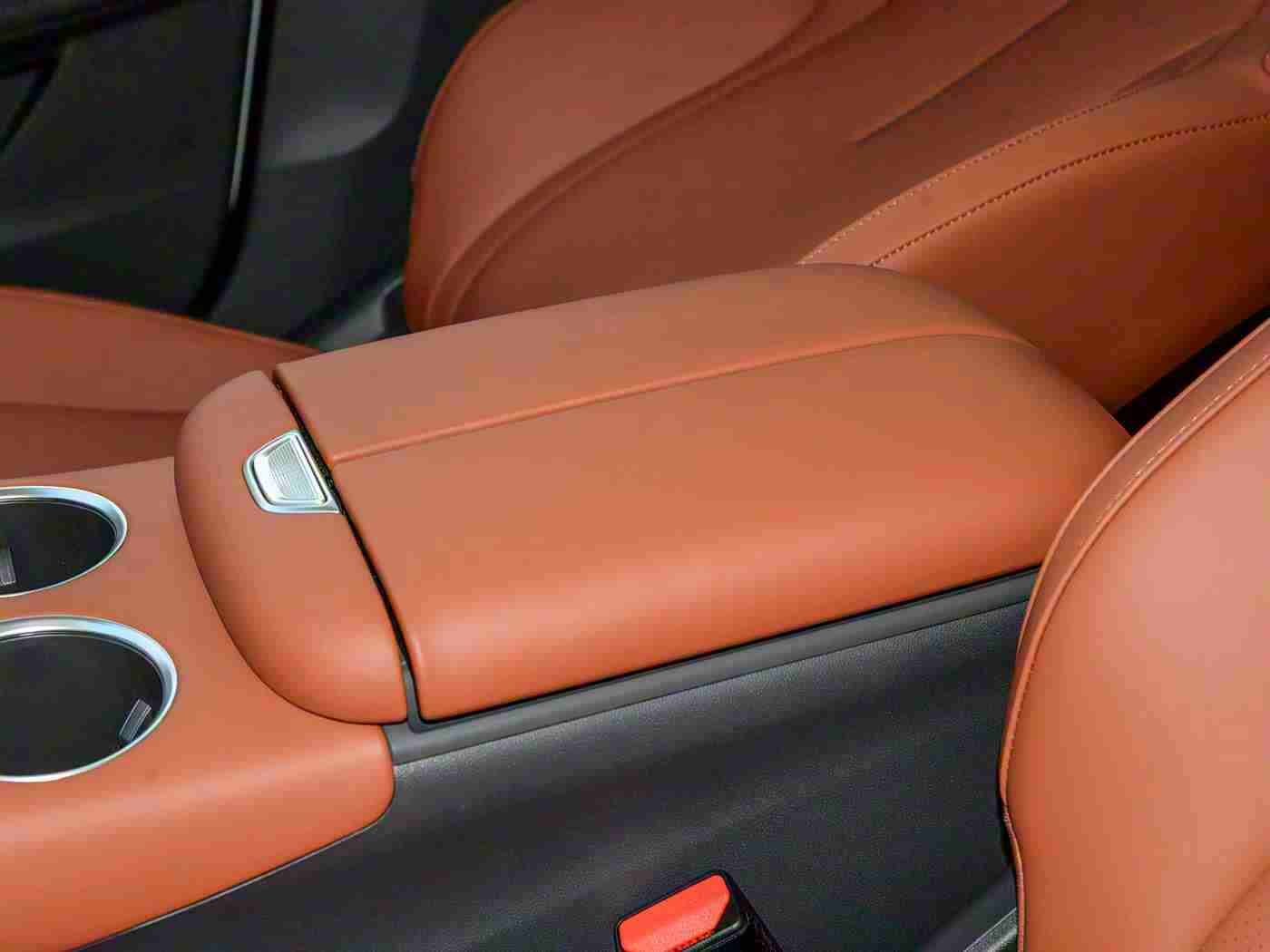 成人综合AV,新能源汽车领航者:环保智能新车型惊艳亮相,引领未来出行潮流-1