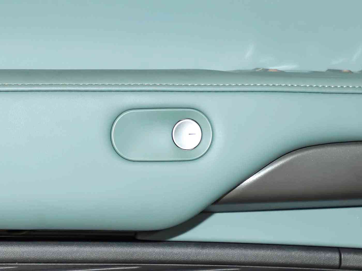 男生和女生搓搓,“性别平等新视界，女性购车需求新风向，共绘汽车行业新蓝图”-1