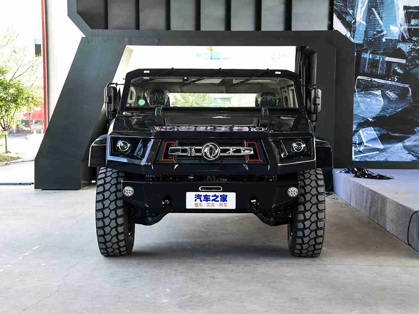 亚裔女被黑人玩到翻眼,亚裔女驾驶“翻眼”超级跑车惊艳赛车场，展现非凡技艺与文化融合魅力-2