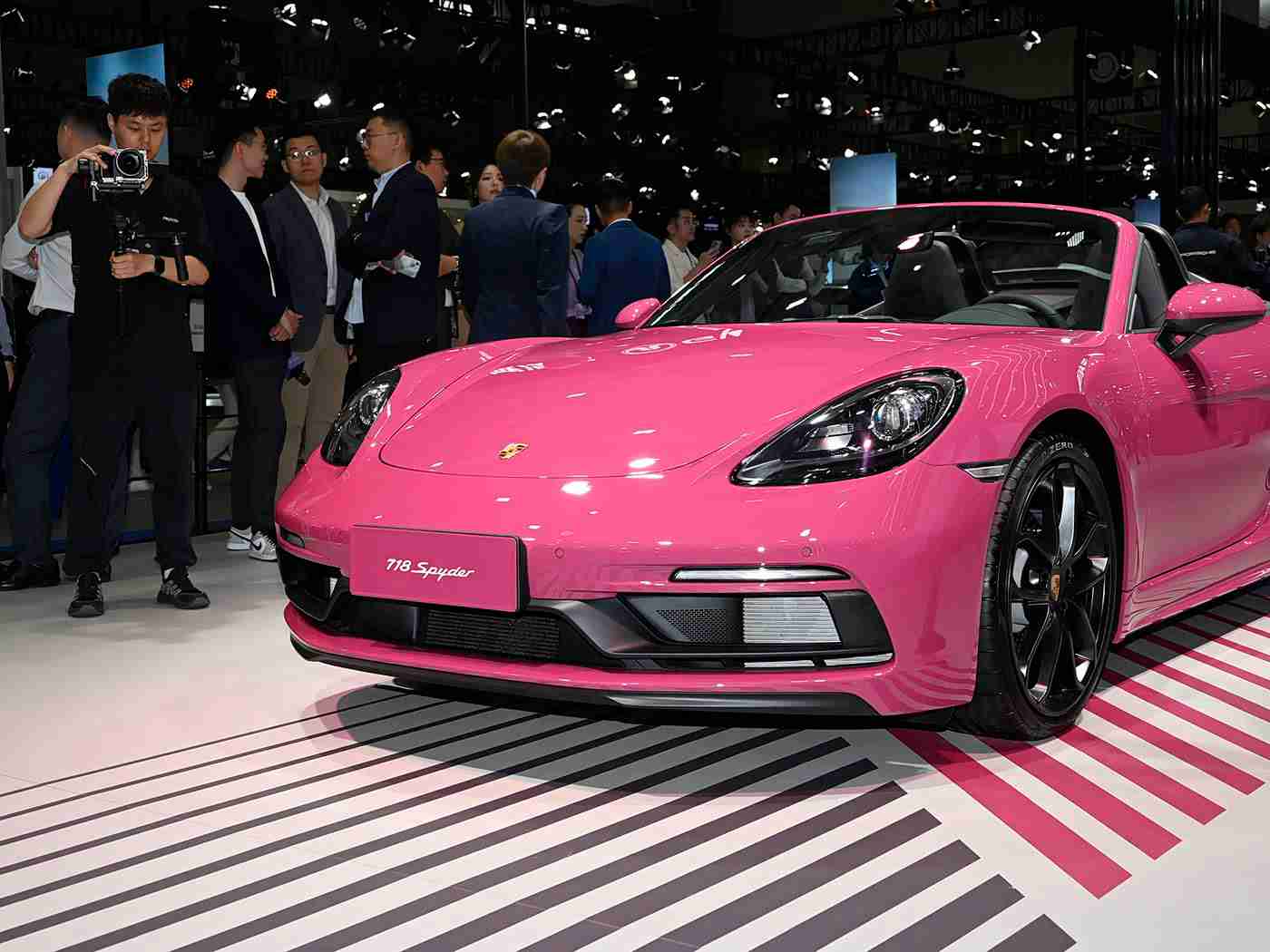 国产乱论视频,破茧成蝶，中国汽车实力新篇章：挑战与辉煌共舞-1