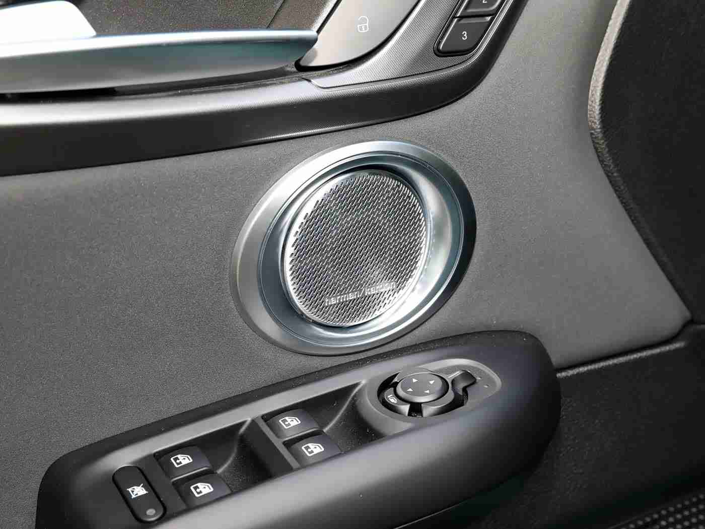 午夜商店,引领时尚潮流，智能安全双翼，“午夜商店”汽车震撼登场-1