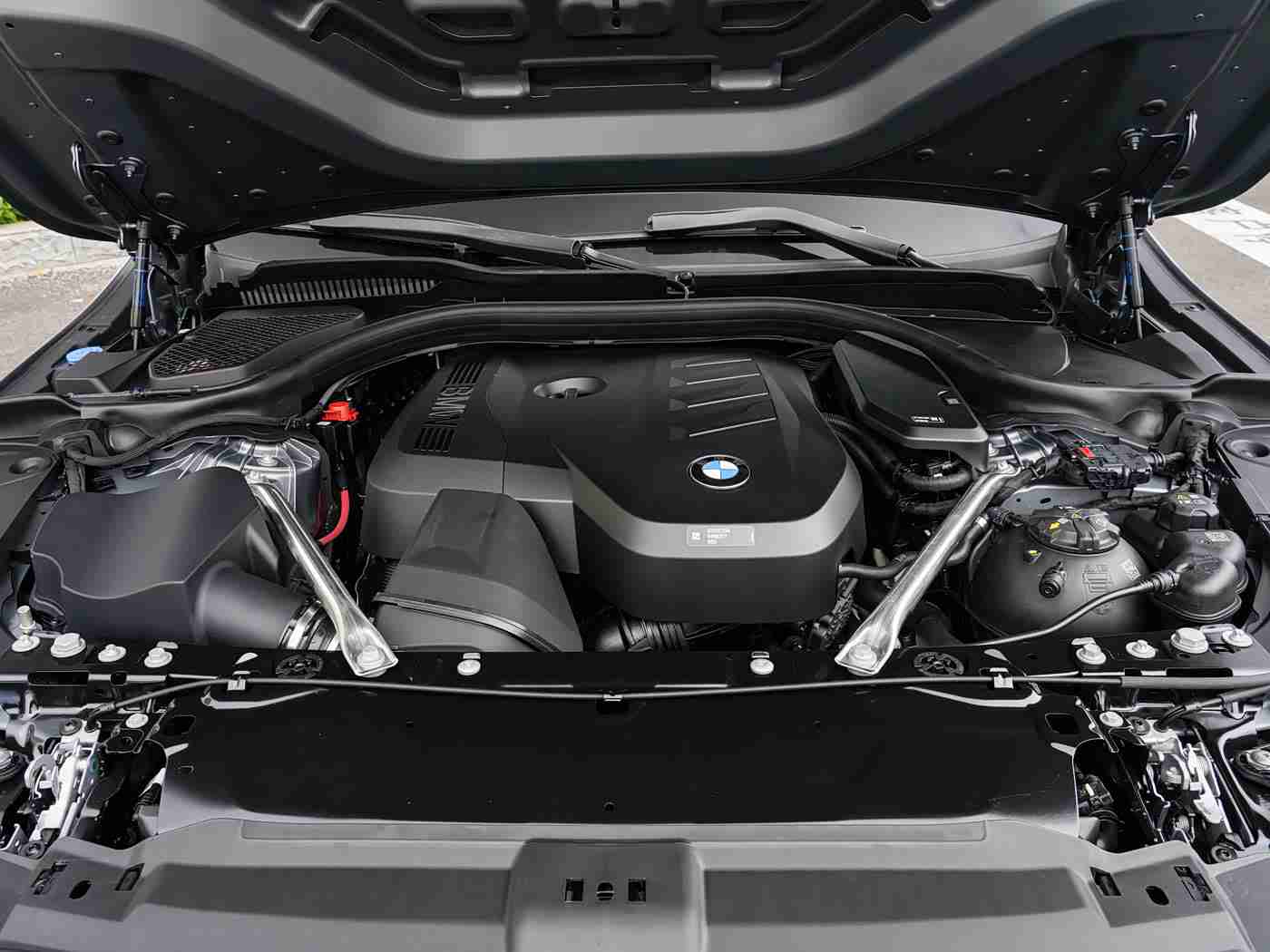 丹麦农场的女儿,“环保节能新篇章，时尚智能新能源汽车引领未来出行潮流”-4