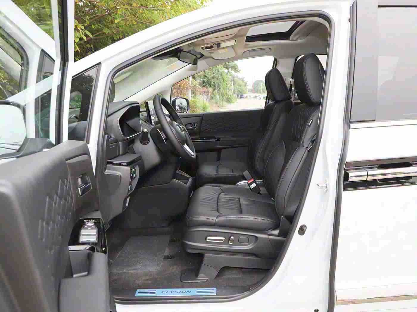 打扑克不盖被子,“创新设计，节能环保，智能科技——某品牌全新SUV车型引领潮流，满足消费者多元化需求”-4